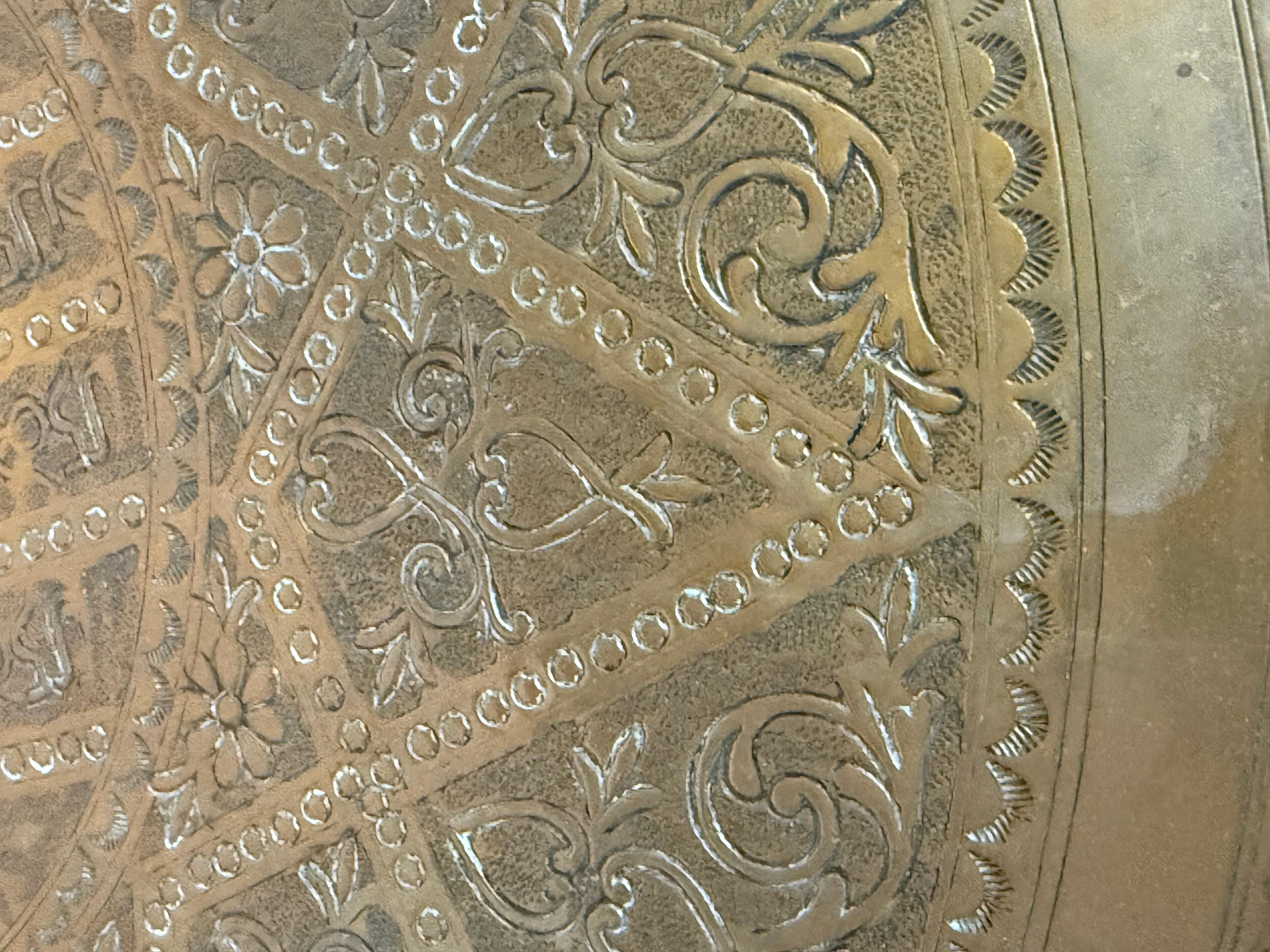 Table d'appoint marocaine en Wood Wood sculpté à la main avec plateau en métal gaufré en vente 1
