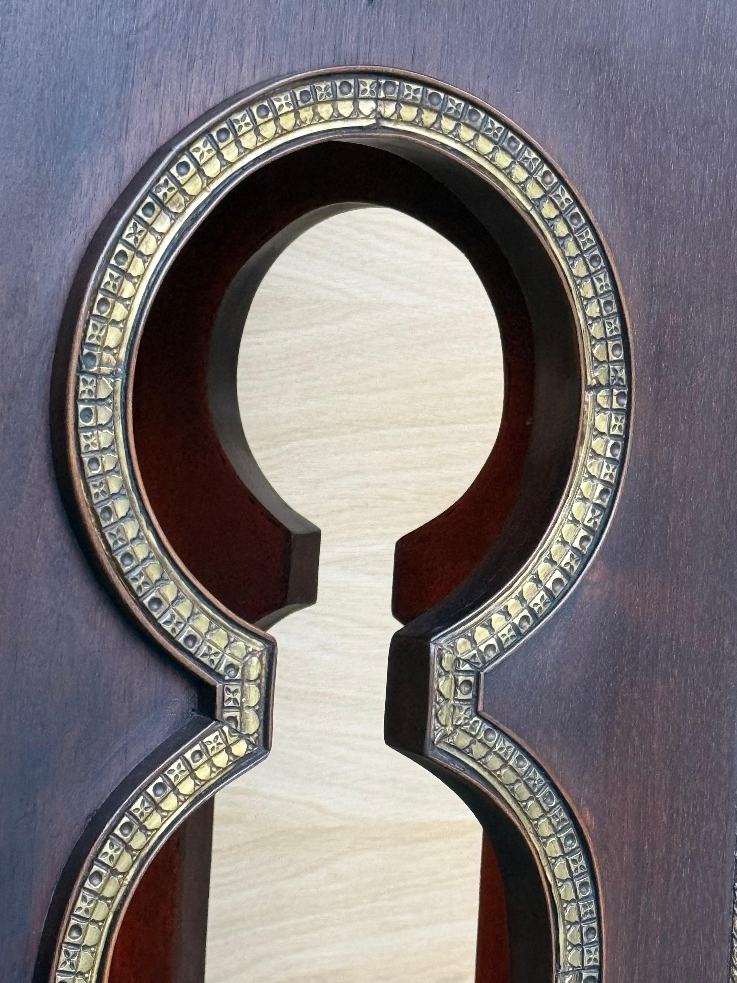 Table d'appoint marocaine en Wood Wood sculpté à la main avec plateau en métal gaufré en vente 2