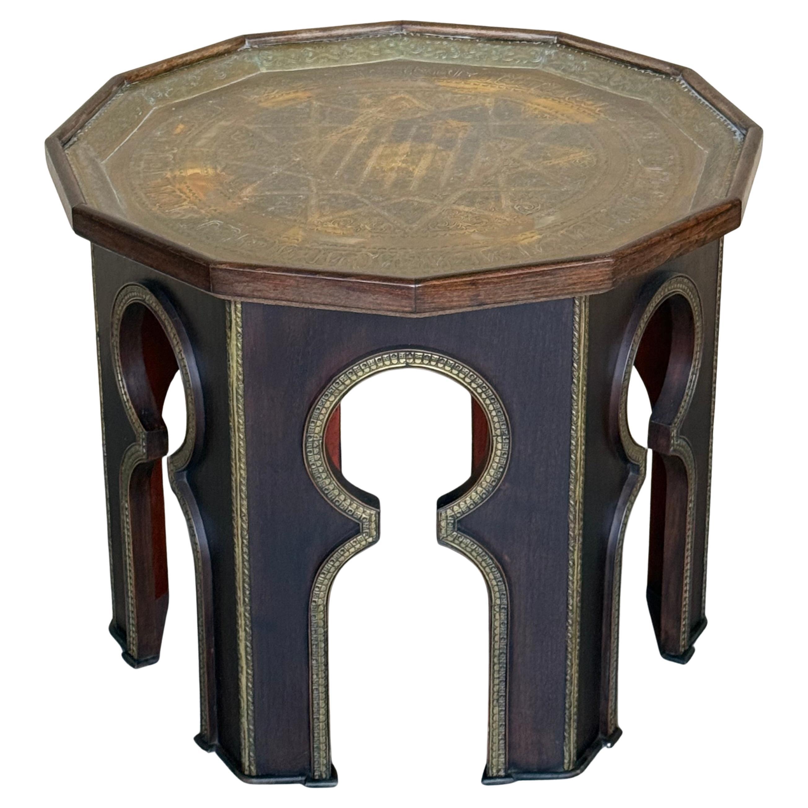 Table d'appoint marocaine en Wood Wood sculpté à la main avec plateau en métal gaufré en vente
