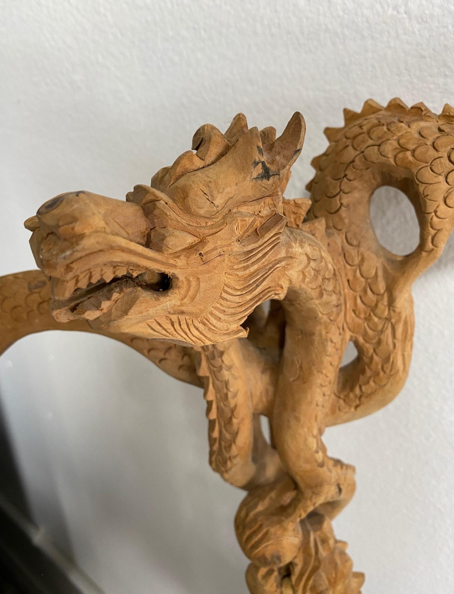 Handgeschnitzter asiatischer chinesischer Spazierstock aus Holz mit mehreren Drachenköpfen im Zustand „Gut“ im Angebot in Studio City, CA