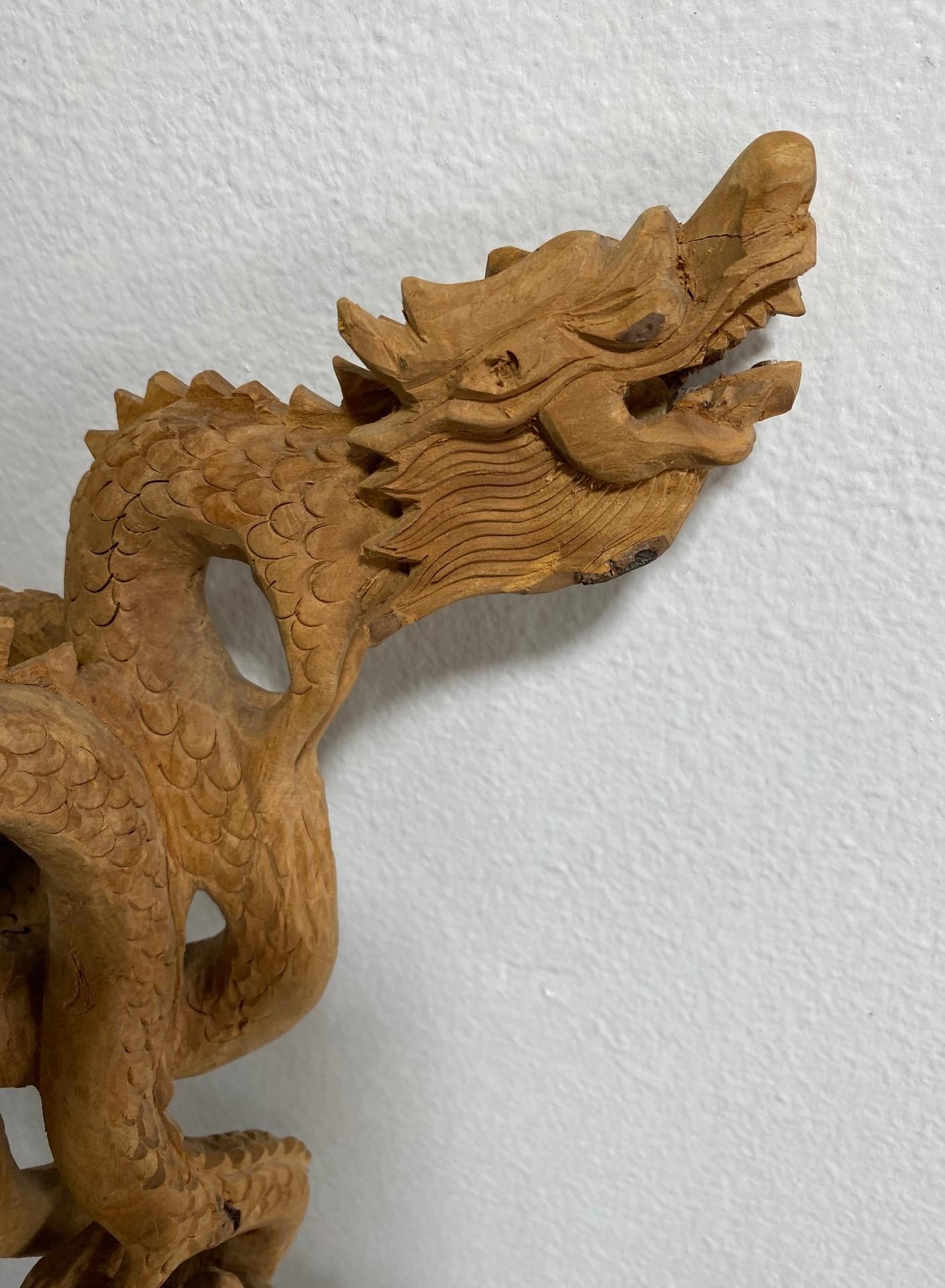 Handgeschnitzter asiatischer chinesischer Spazierstock aus Holz mit mehreren Drachenköpfen (20. Jahrhundert) im Angebot