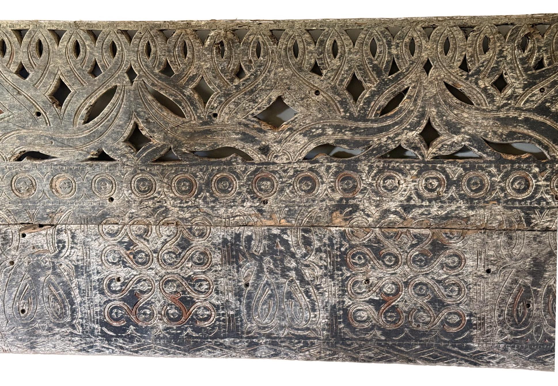 Este llamativo panel antiguo de madera procede de una casa tradicional Tongkonan del pueblo Toraja de Sulawesi, Indonesia. Rico en simbolismo cultural, el panel está tallado con intrincados motivos tradicionales toraja, incluida la imagen del