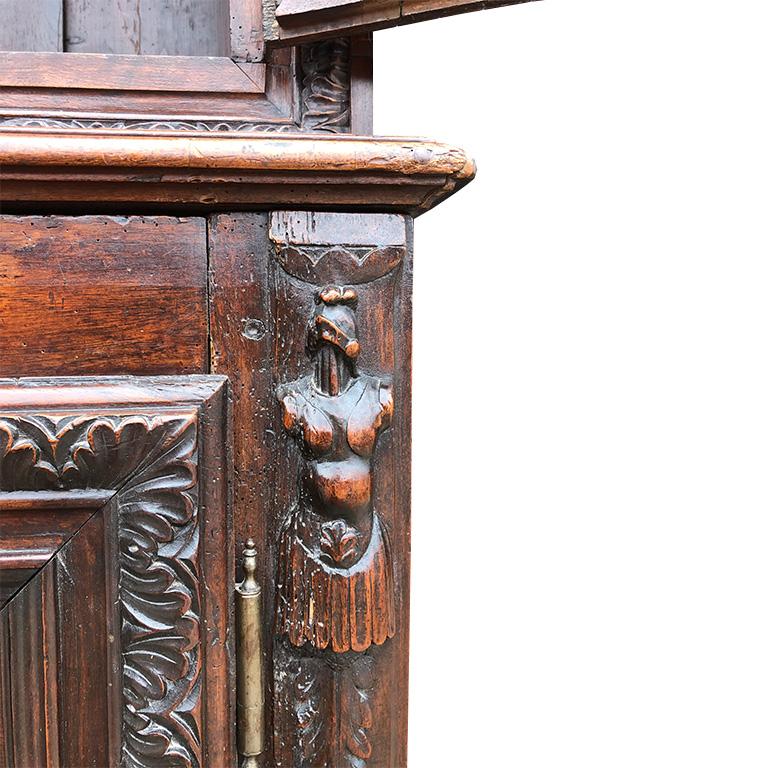 Armoire à deux corps ou buffet en bois sculpté à la main d'époque de la Renaissance, France, années 1600 Bon état à Oklahoma City, OK