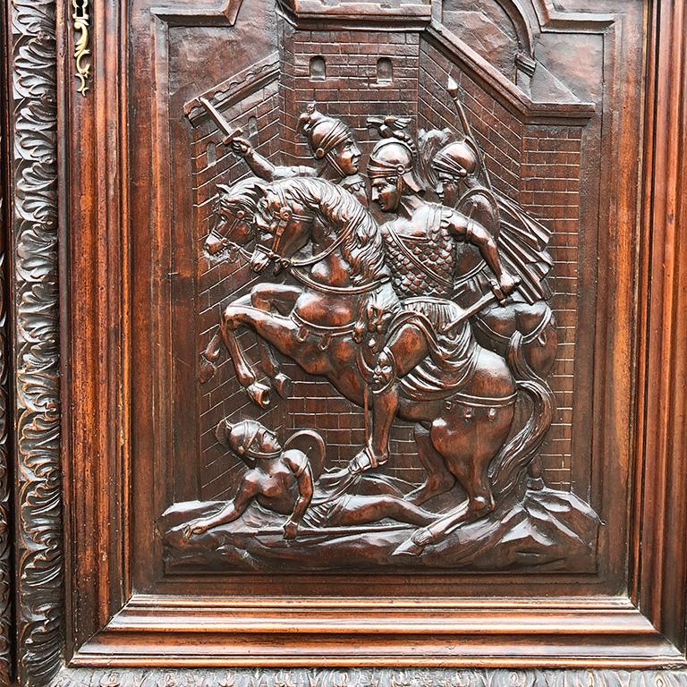 XVIIIe siècle et antérieur Armoire à deux corps ou buffet en bois sculpté à la main d'époque de la Renaissance, France, années 1600