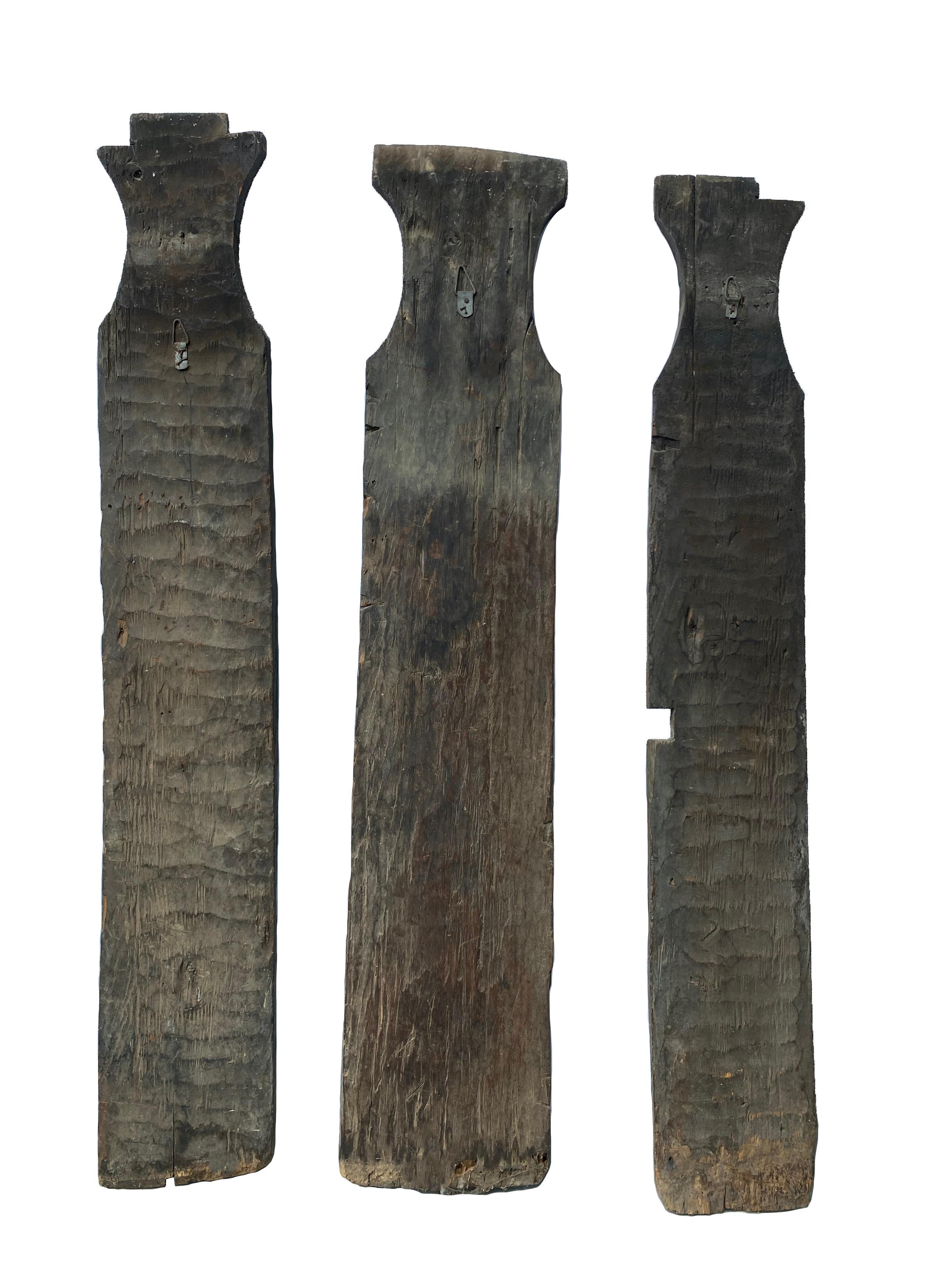 Handgeschnitztes Timorese-Set aus Holz mit Stammesmotiven aus Holz, Indonesien, frühesisches 20. Jahrhundert im Angebot 2