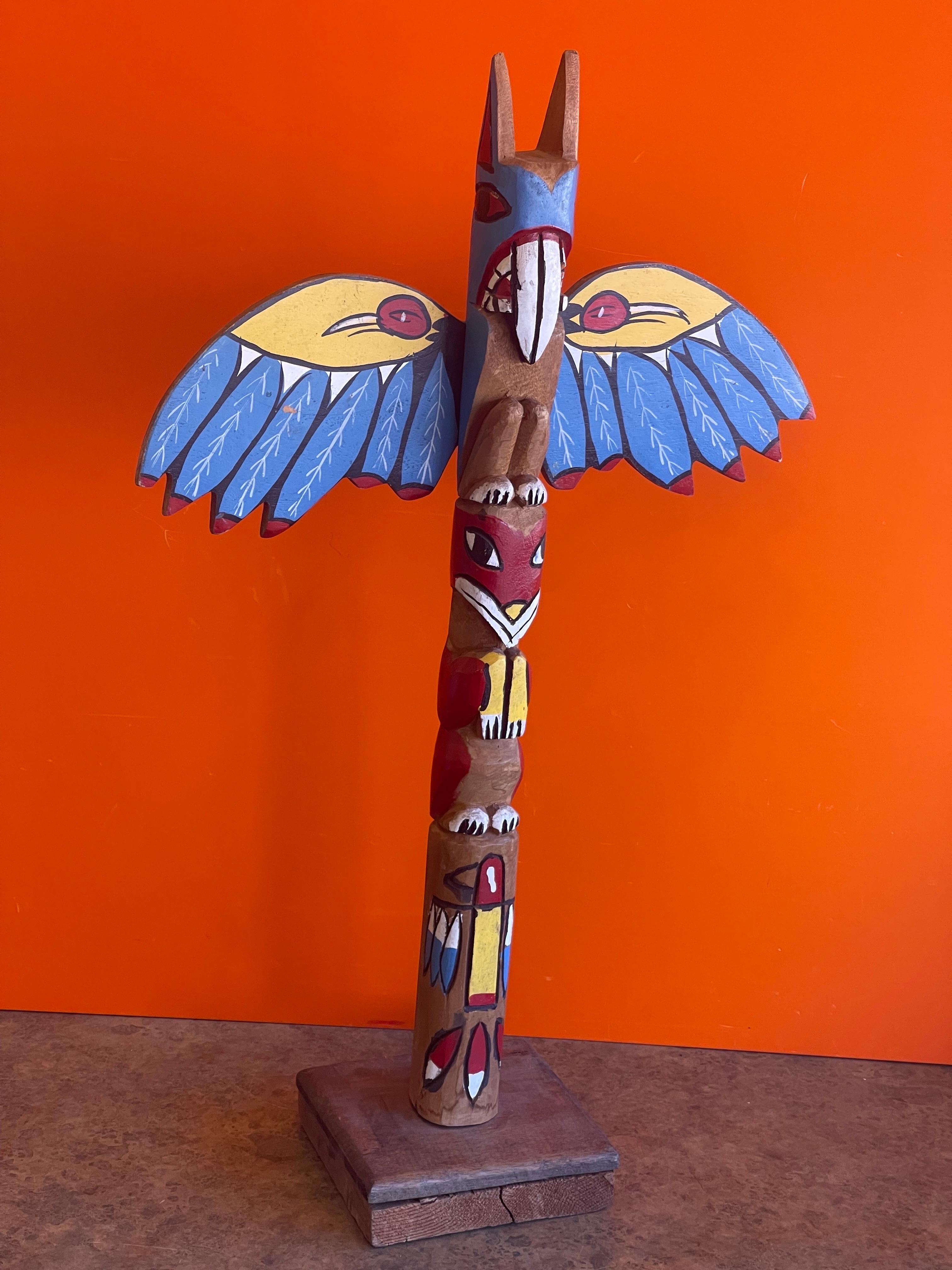 Handgeschnitzte Holz-Totemstange (Indigene Kunst (Nord-/Südamerika)) im Angebot