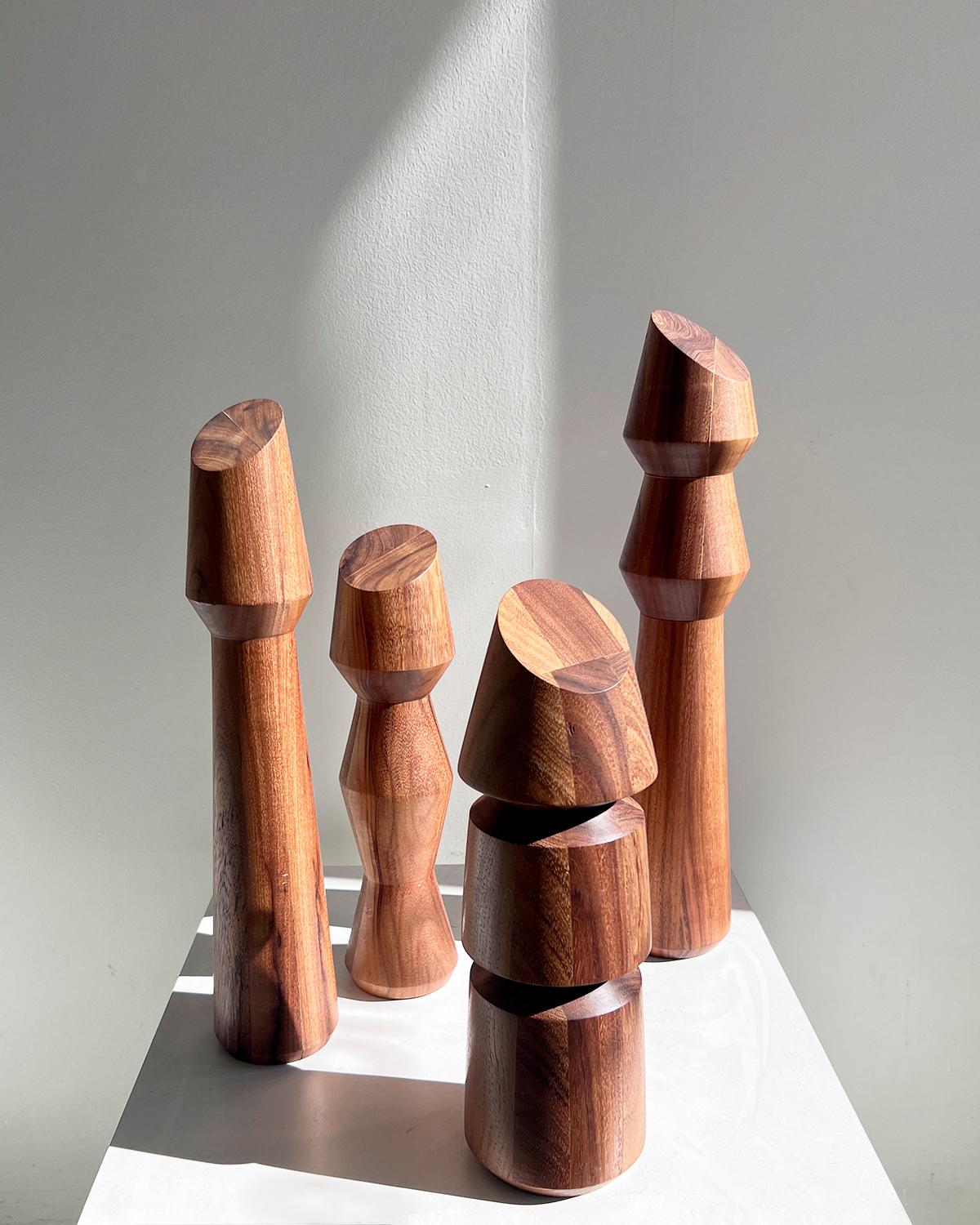 Art déco Sculptures Totem en Wood Wood sculpté à la main - Lot de 4 en vente