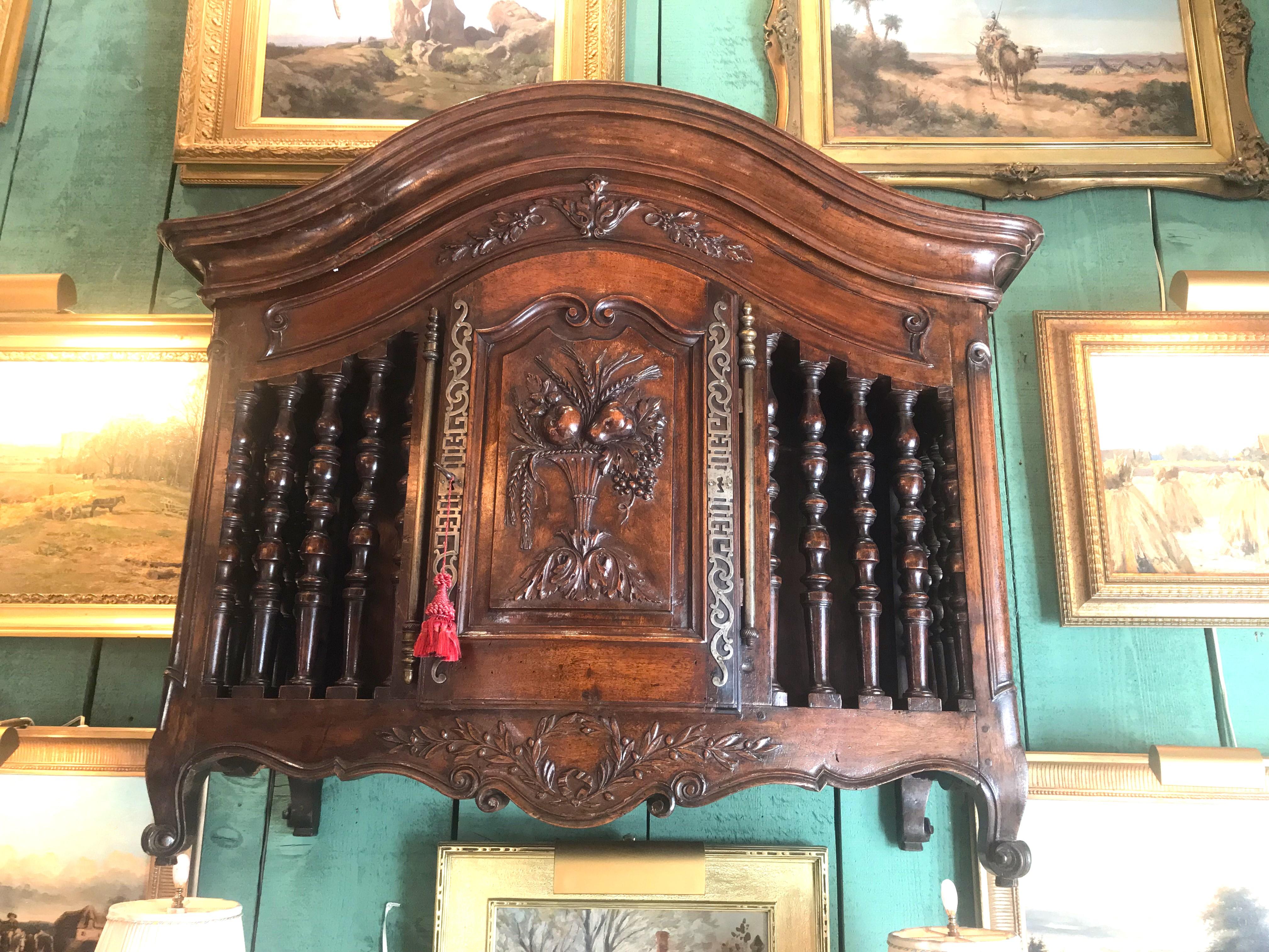 Tallado a mano de madera de nogal Panettiere Armario de pared Caja de pan rústico . High End Chateau Siglo XVIII exquisito Panettiere Luis XV Originalmente se utilizaban para guardar las baguettes francesas o largas hogazas de pan, estaban pensadas