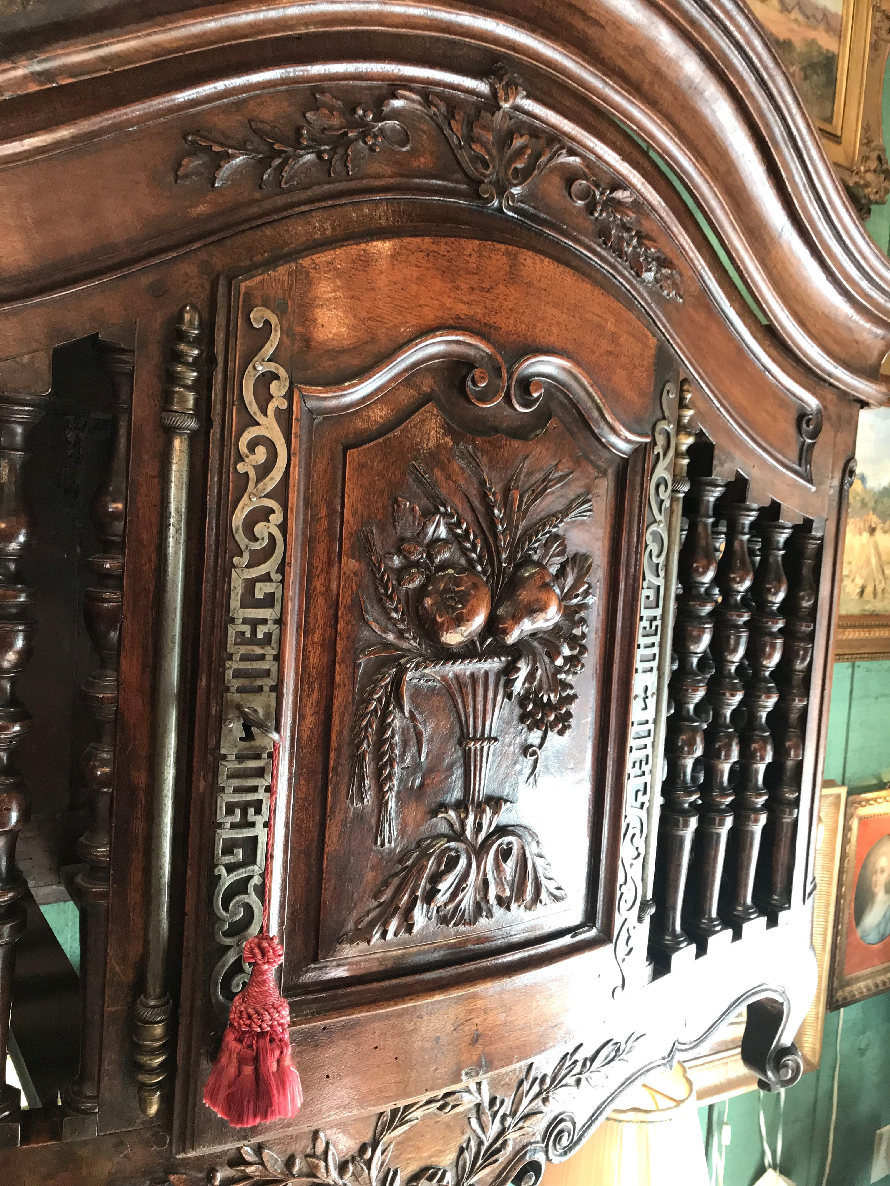 Armario Panettiere de Madera de Nogal Tallada a Mano Armario de Pared Panera Rústica siglo XVIII y antes en venta