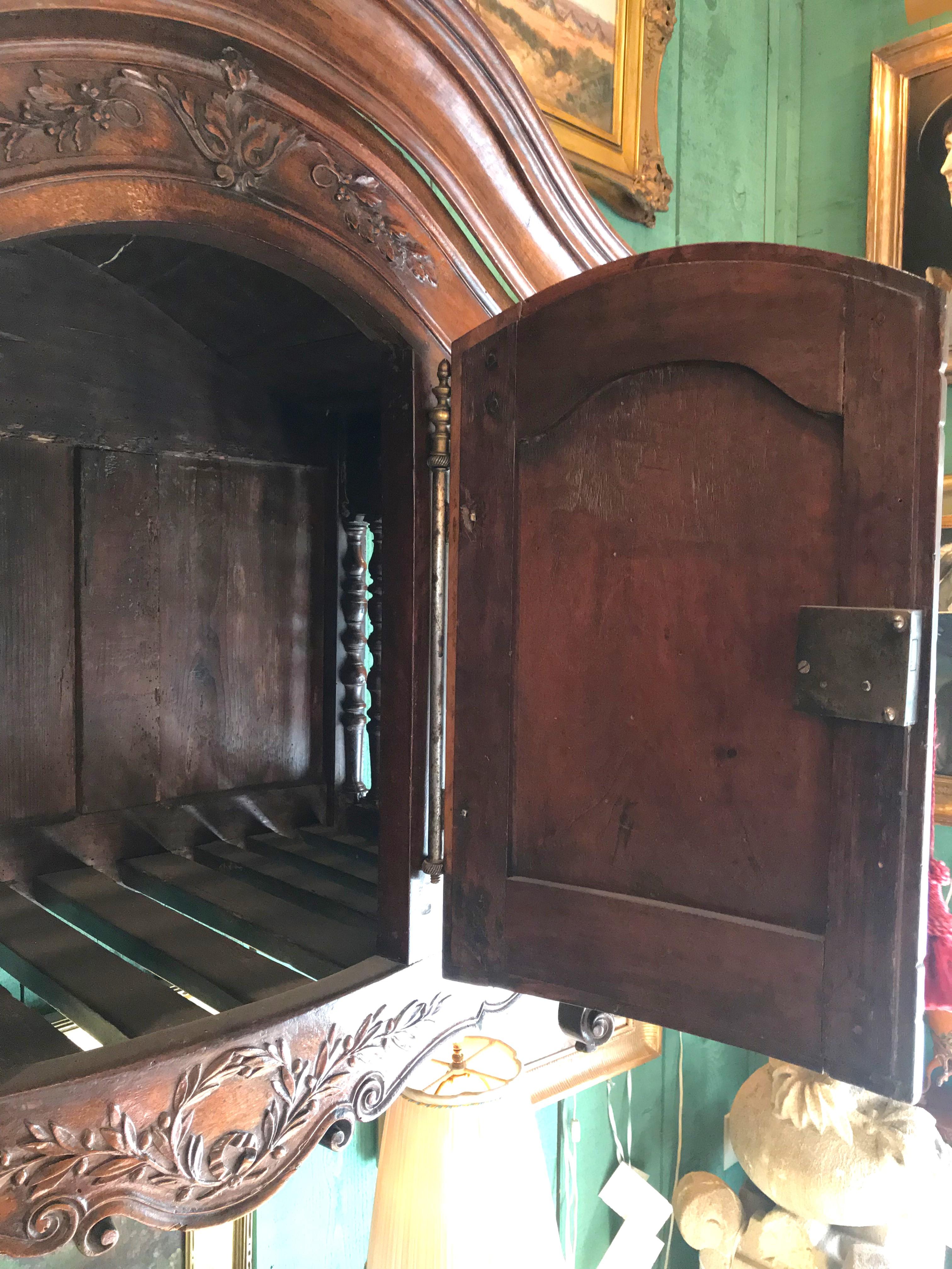 Armario Panettiere de Madera de Nogal Tallada a Mano Armario de Pared Panera Rústica Metal en venta