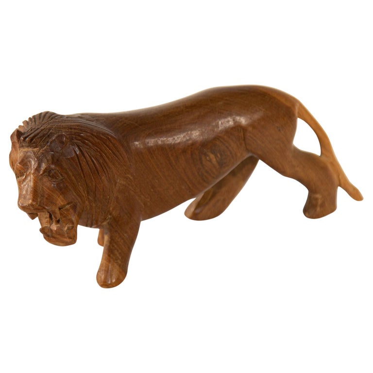 Figurine de lion africain en bois sculptée à la main Kenya, années 1970