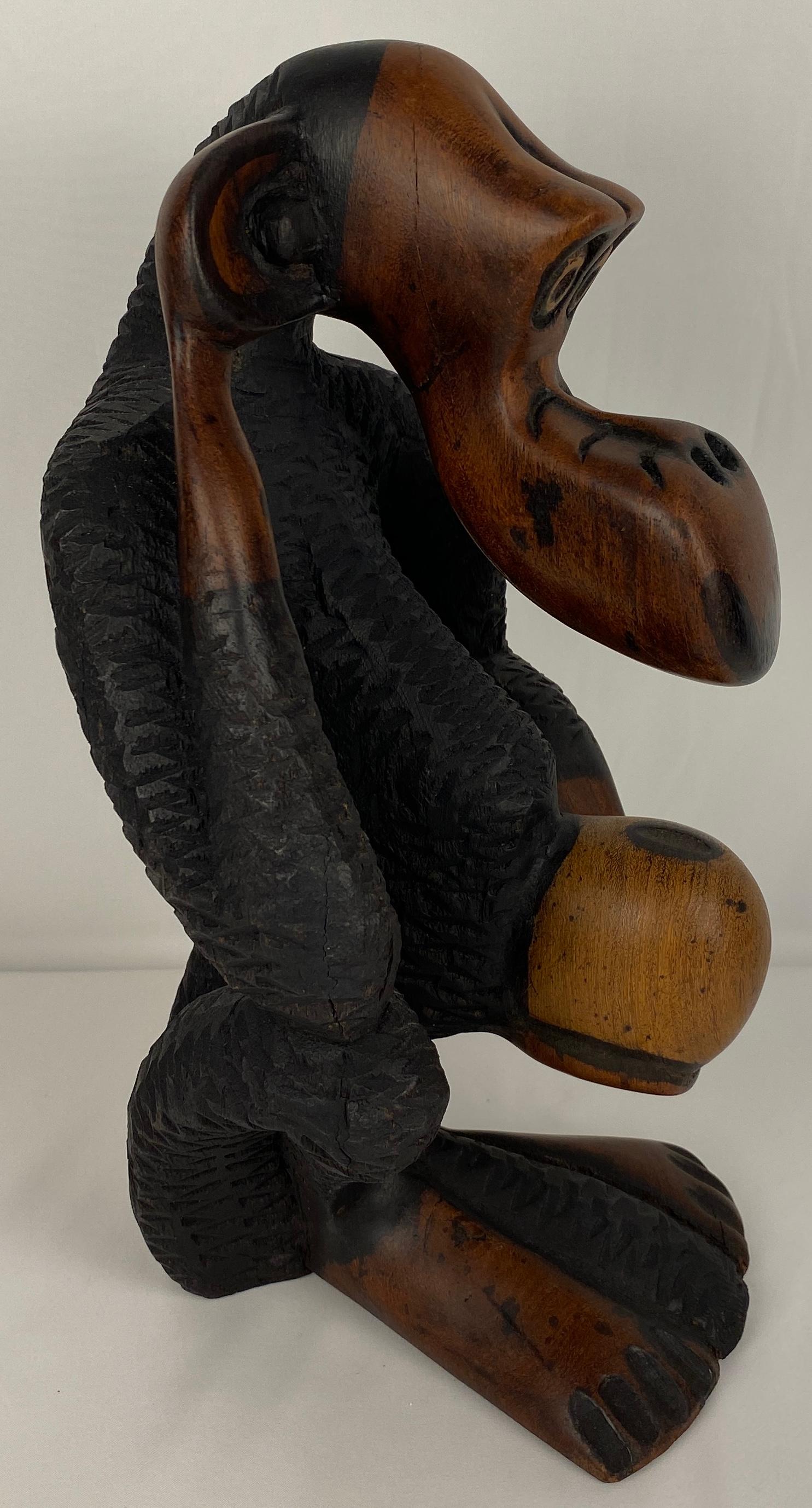 Acajou Sculpture de singe africain en bois sculptée à la main en vente