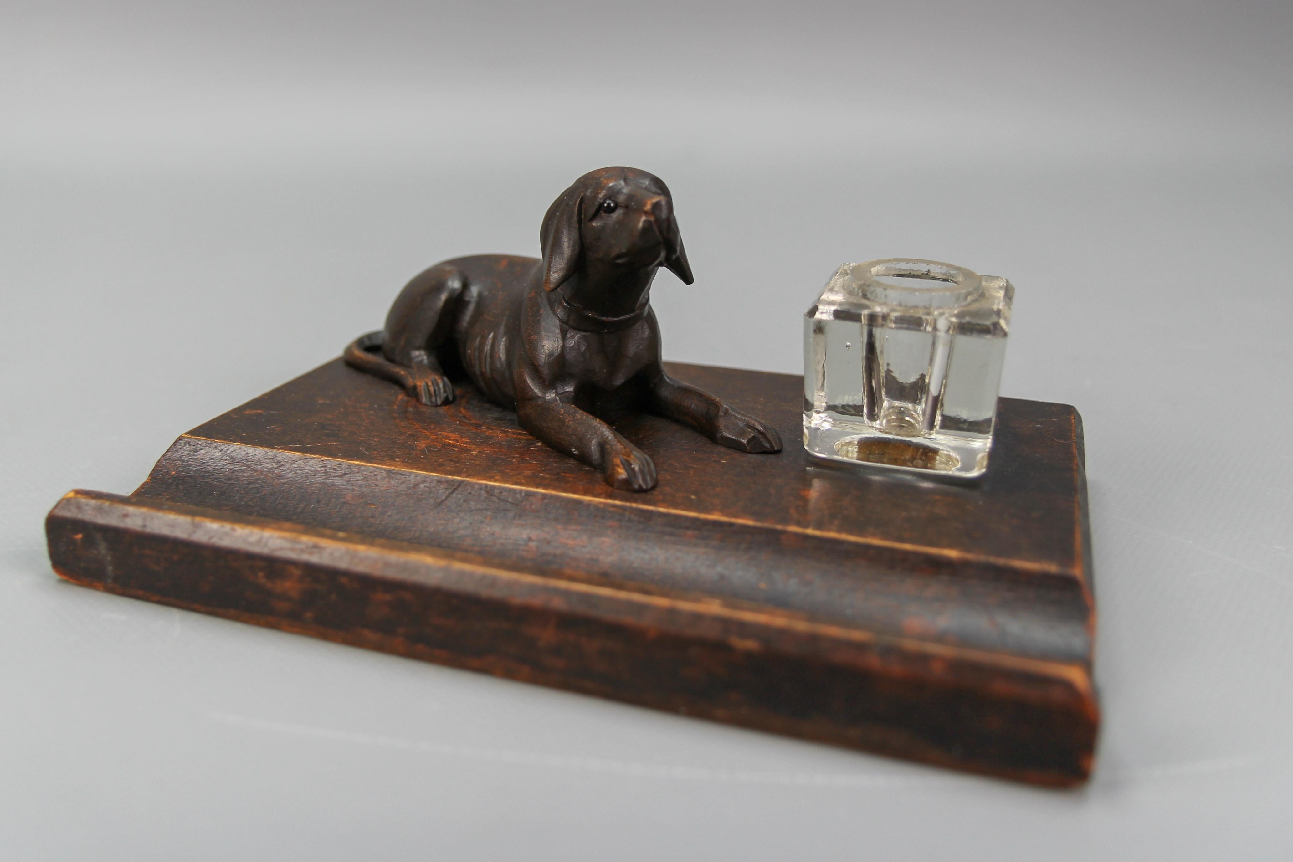 Hand-Carved Wooden and Glass Inkwell with Dog Figure, 1920s In Good Condition For Sale In Barntrup, DE