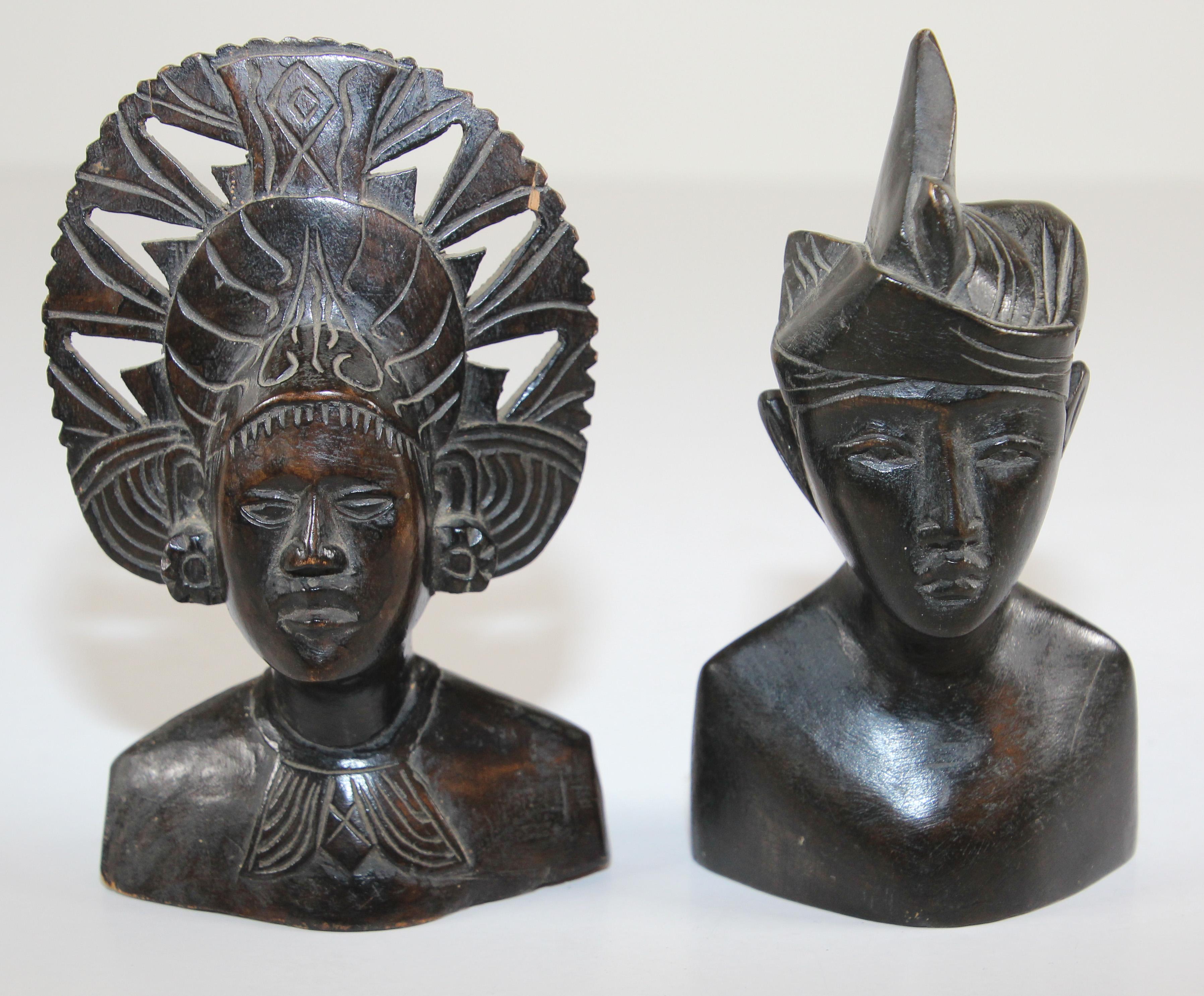 Artisanat Sculptures de bustes balinais en bois sculptés à la main en vente