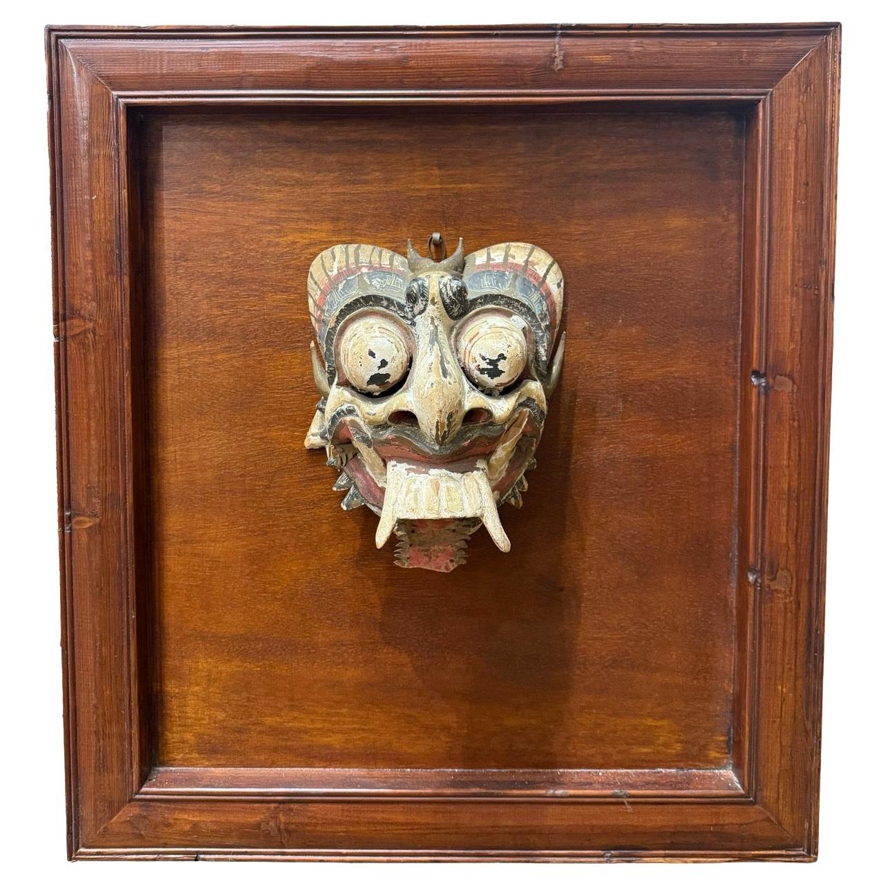 Maschera balinese in legno intagliata a mano