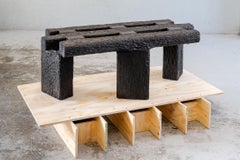 Banc en bois sculpté à la main, bois massif, teinté noir, design contemporain