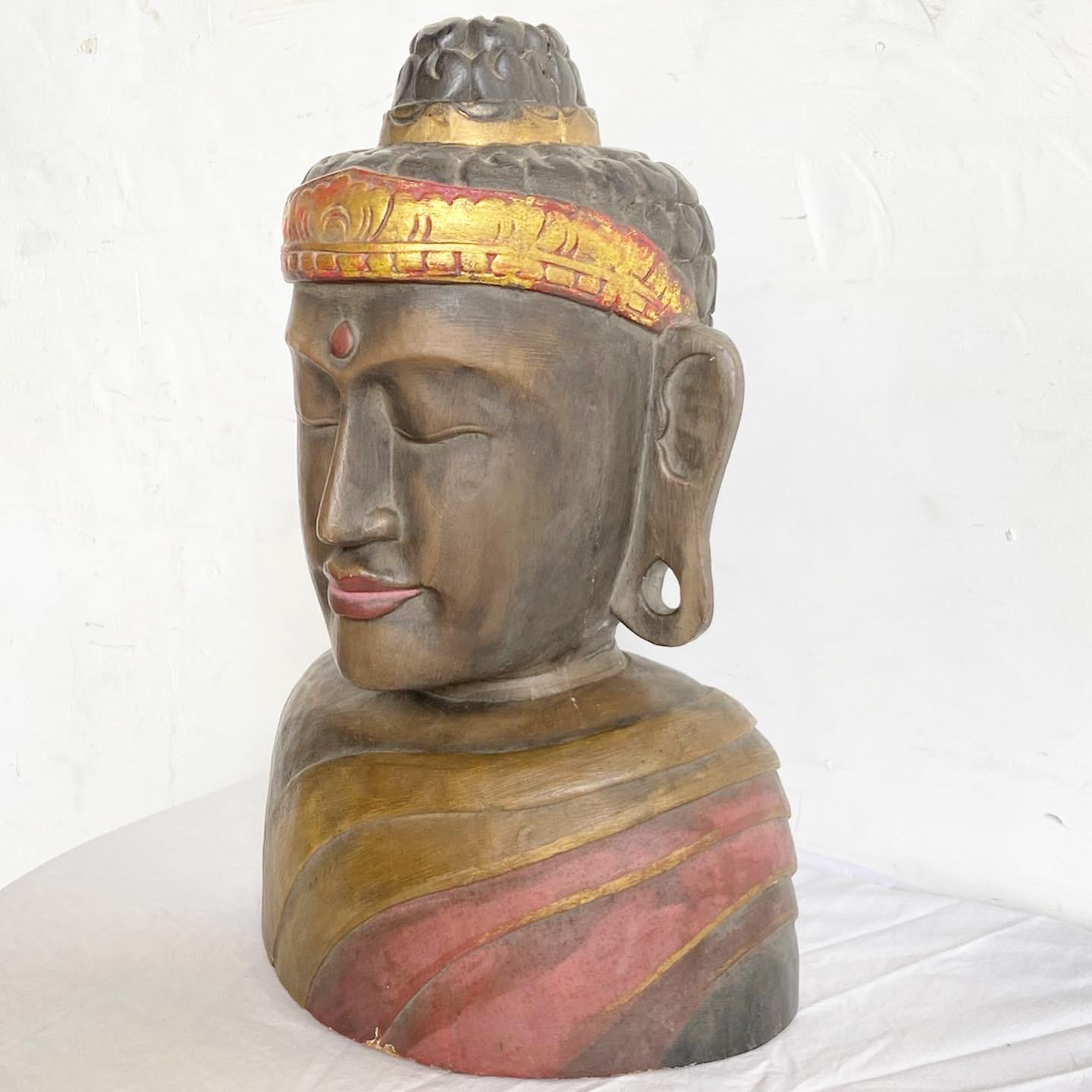 Trouvez la tranquillité dans la sculpture de la tête de bouddha en bois. Sculptée à la main avec des détails méticuleux, cette pièce capture l'essence de la paix et de l'attention. Le grain naturel du bois rehausse sa beauté, ce qui en fait non