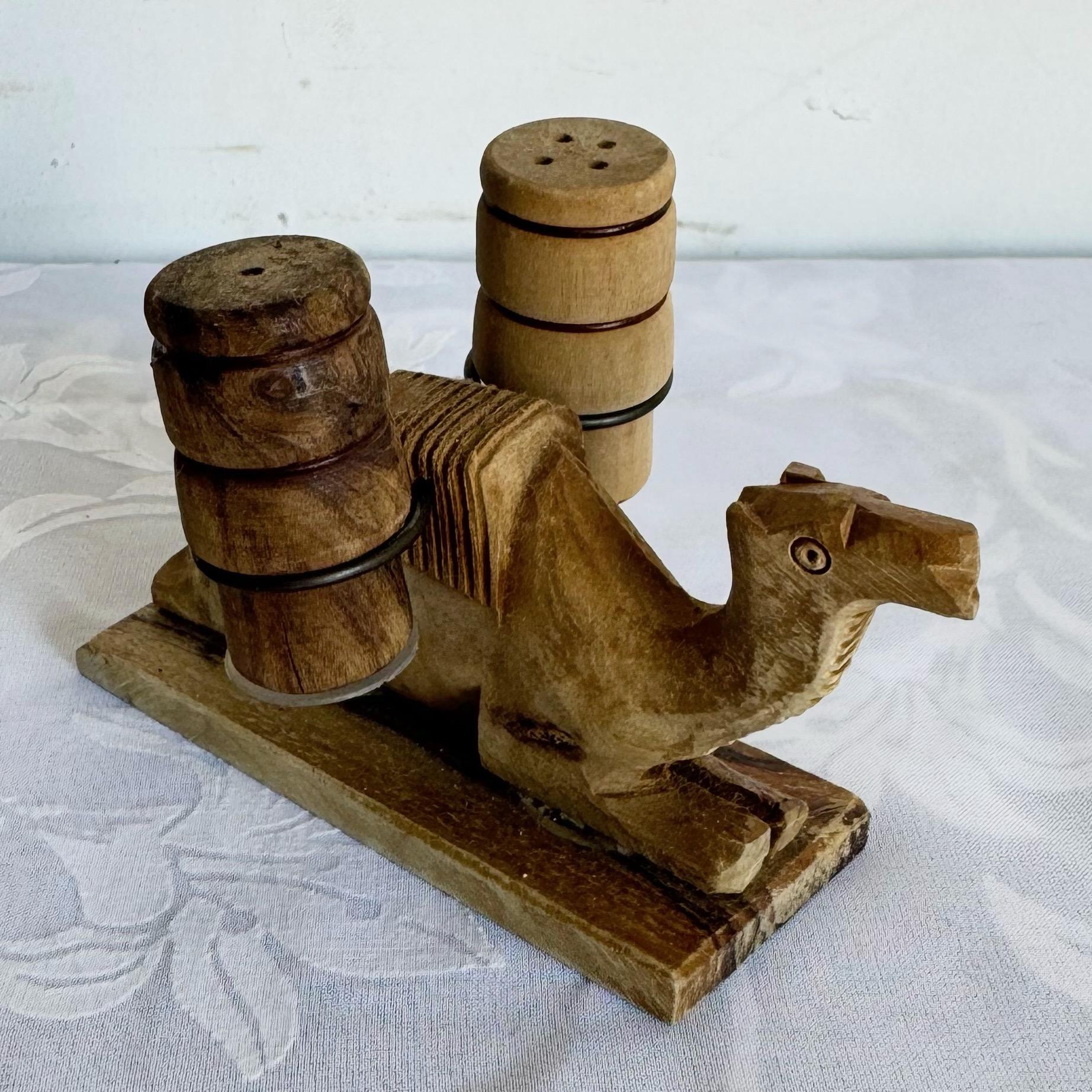Questi shakers vintage in legno intagliato a mano aggiungono un tocco unico a qualsiasi tavolo da pranzo. Caratterizzati da dettagli intricati, sono un'aggiunta pratica e decorativa alla tua collezione. Perfetto per chi apprezza gli accessori da