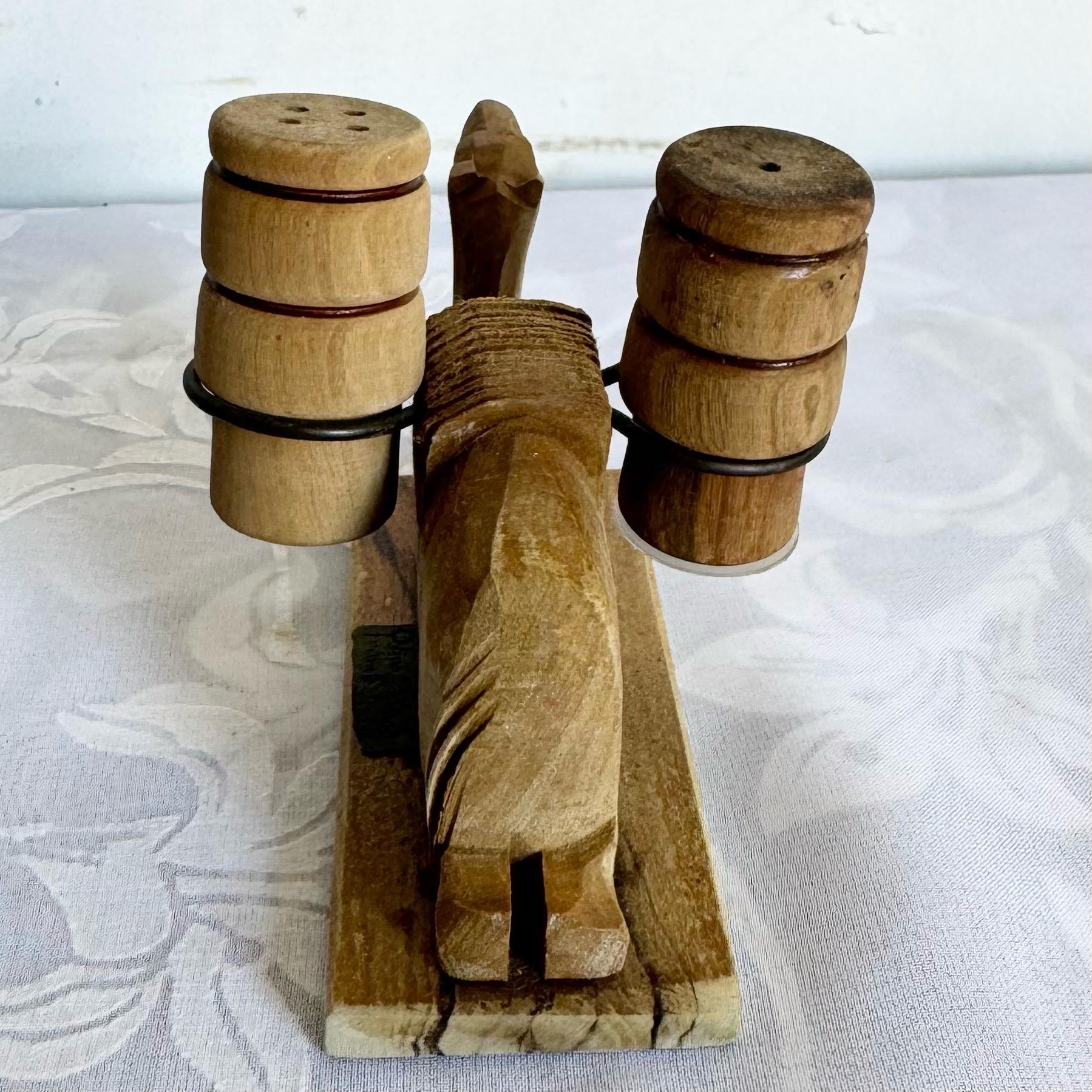 Sconosciuto Shakers per sale e pepe in legno di cammello intagliato a mano - 3 pezzi in vendita