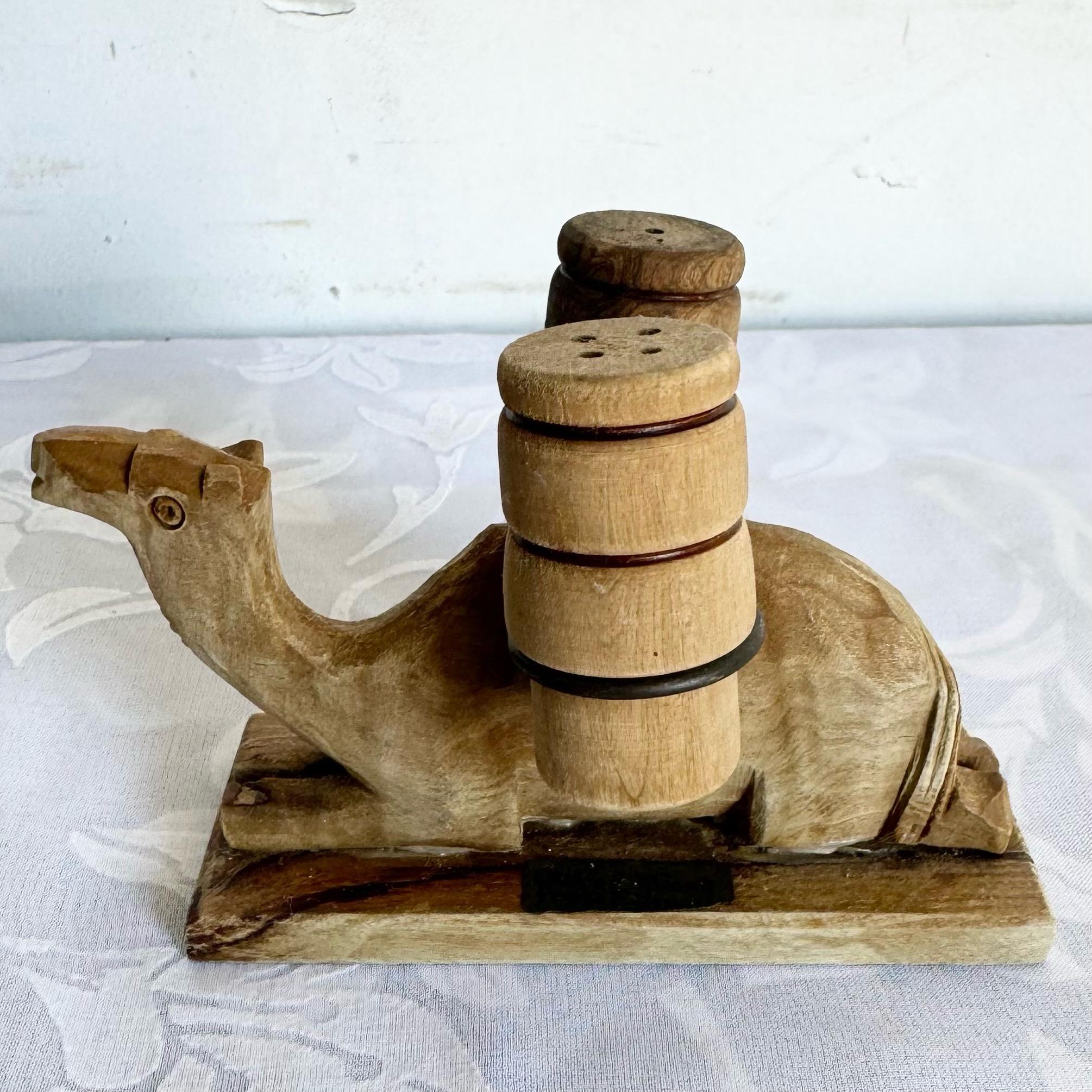 Shakers per sale e pepe in legno di cammello intagliato a mano - 3 pezzi In condizioni buone in vendita a Delray Beach, FL