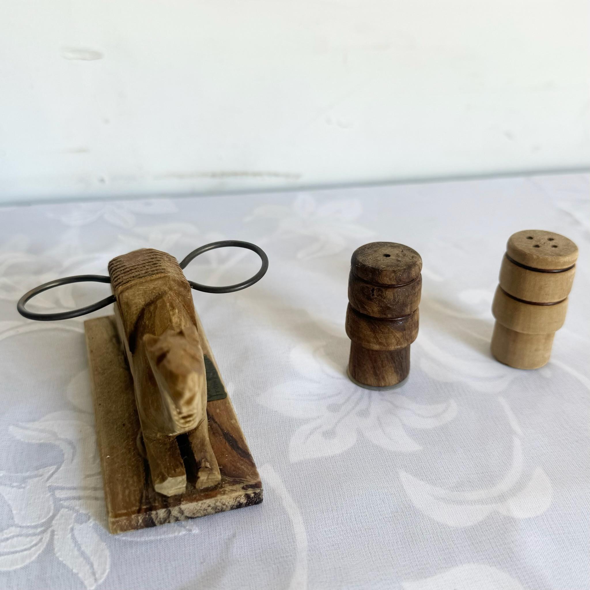 Fine XX secolo Shakers per sale e pepe in legno di cammello intagliato a mano - 3 pezzi in vendita