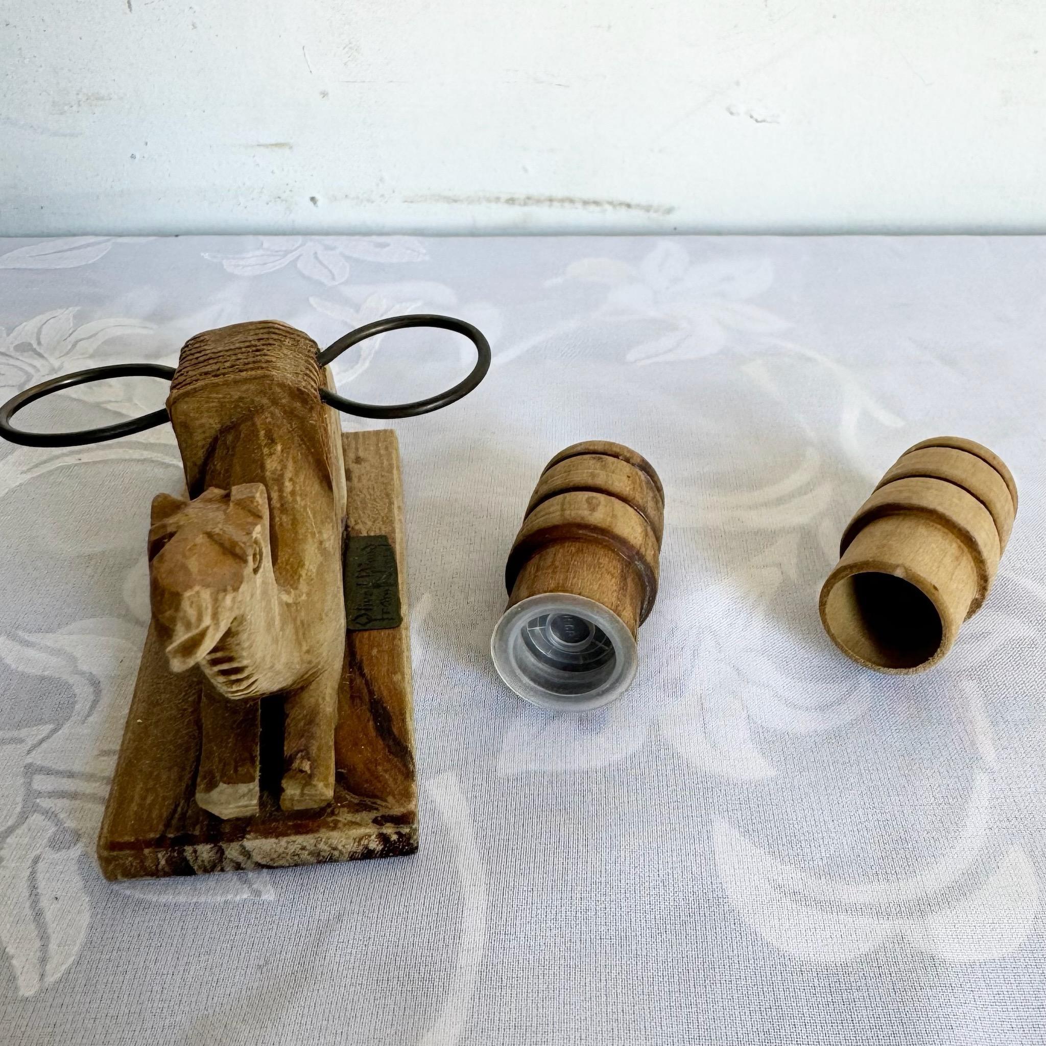 Legno Shakers per sale e pepe in legno di cammello intagliato a mano - 3 pezzi in vendita