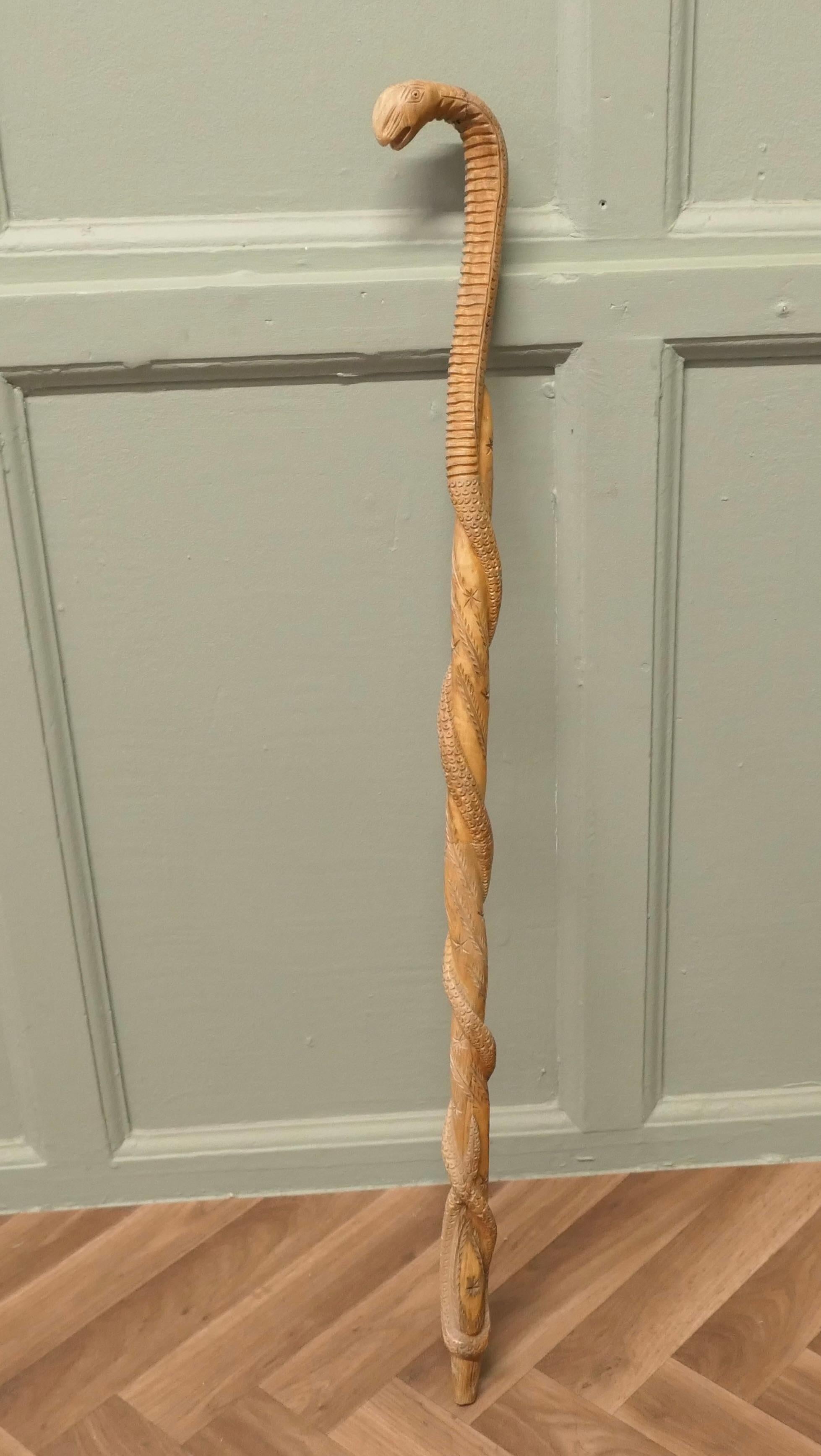 Handgeschnitzter Kobra Gehstock aus Holz
Diese geschnitzte Stück ist in sycamore gemacht, es wurde aus 2 Stücken verbunden in der Nähe der Mitte des Stockes, der Stock hat eine 3-dimensionale Cobra gewickelt den ganzen Weg bis den Stock zu seinem