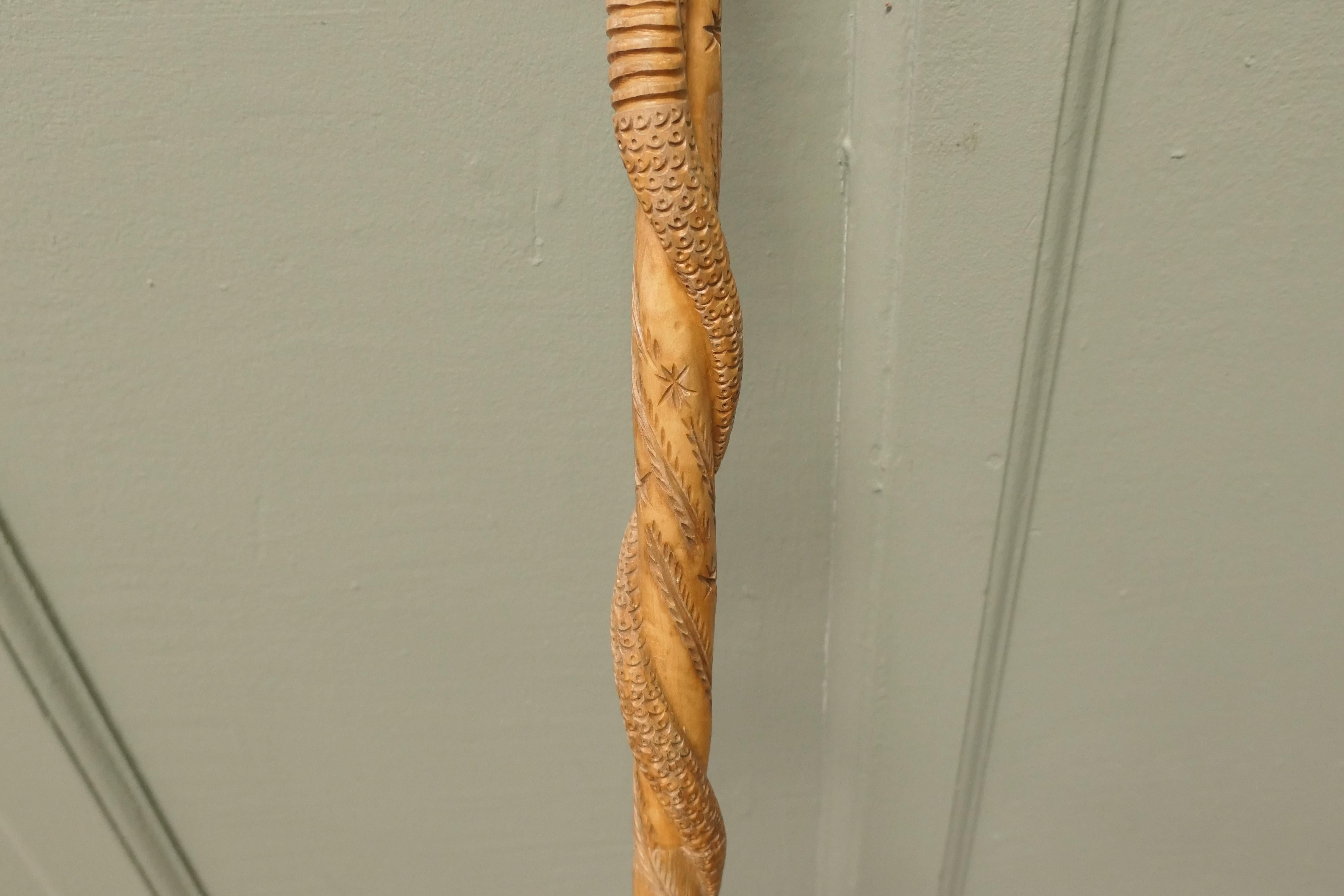 Hand Carved Wooden Cobra Walking Stick Dieses Stück geschnitzt ist in sycamore gemacht (Art déco) im Angebot