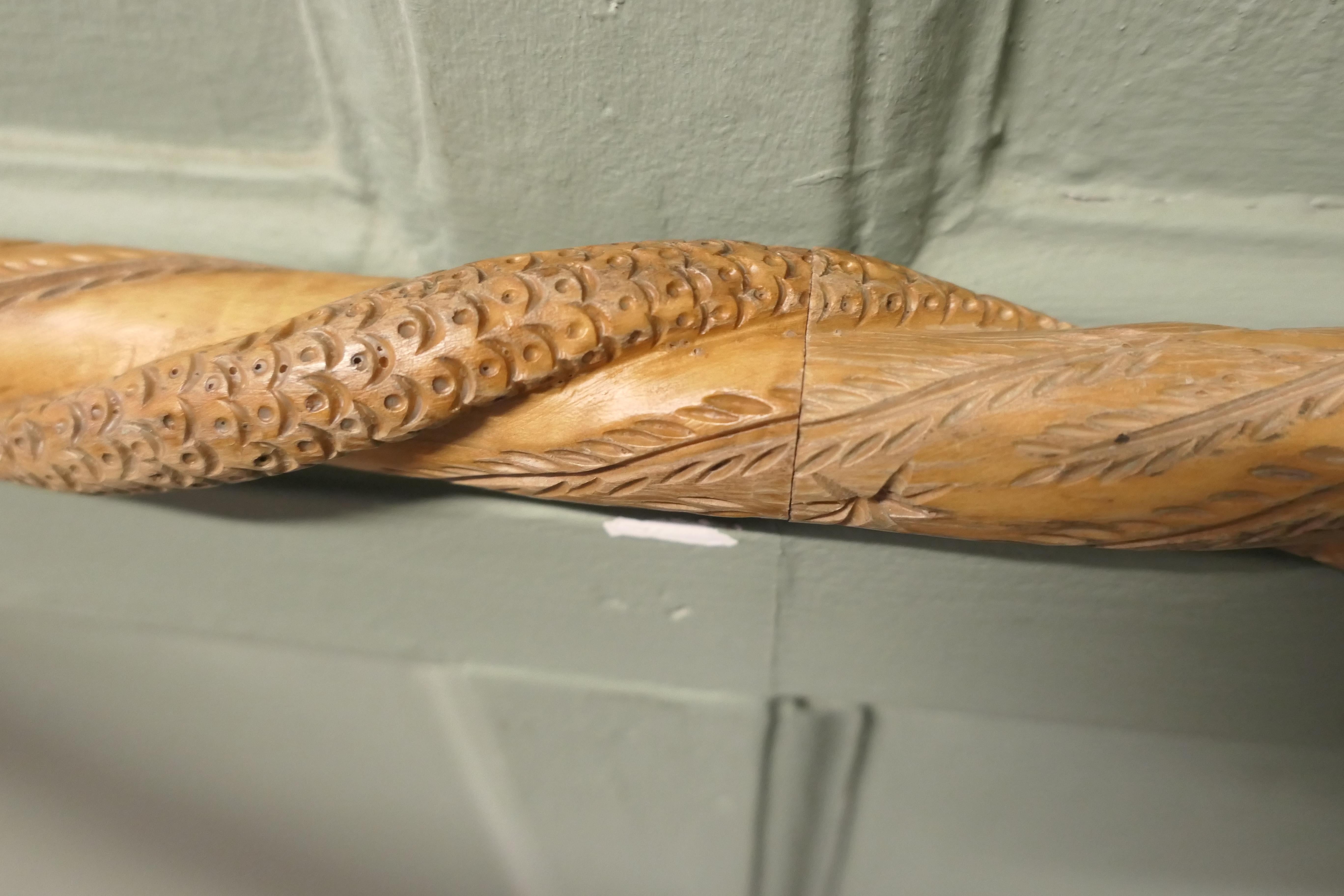 Hand Carved Wooden Cobra Walking Stick Dieses Stück geschnitzt ist in sycamore gemacht im Zustand „Gut“ im Angebot in Godshill, Isle of Wight