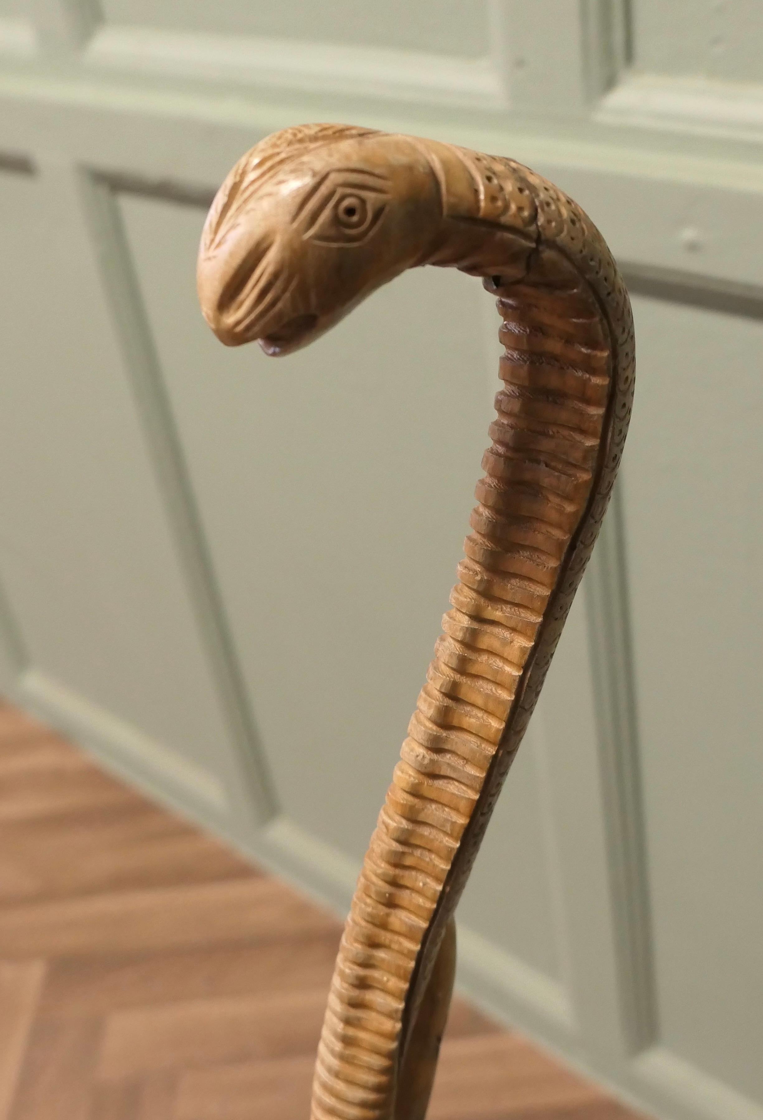 Hand Carved Wooden Cobra Walking Stick Dieses Stück geschnitzt ist in sycamore gemacht (Bergahornholz) im Angebot