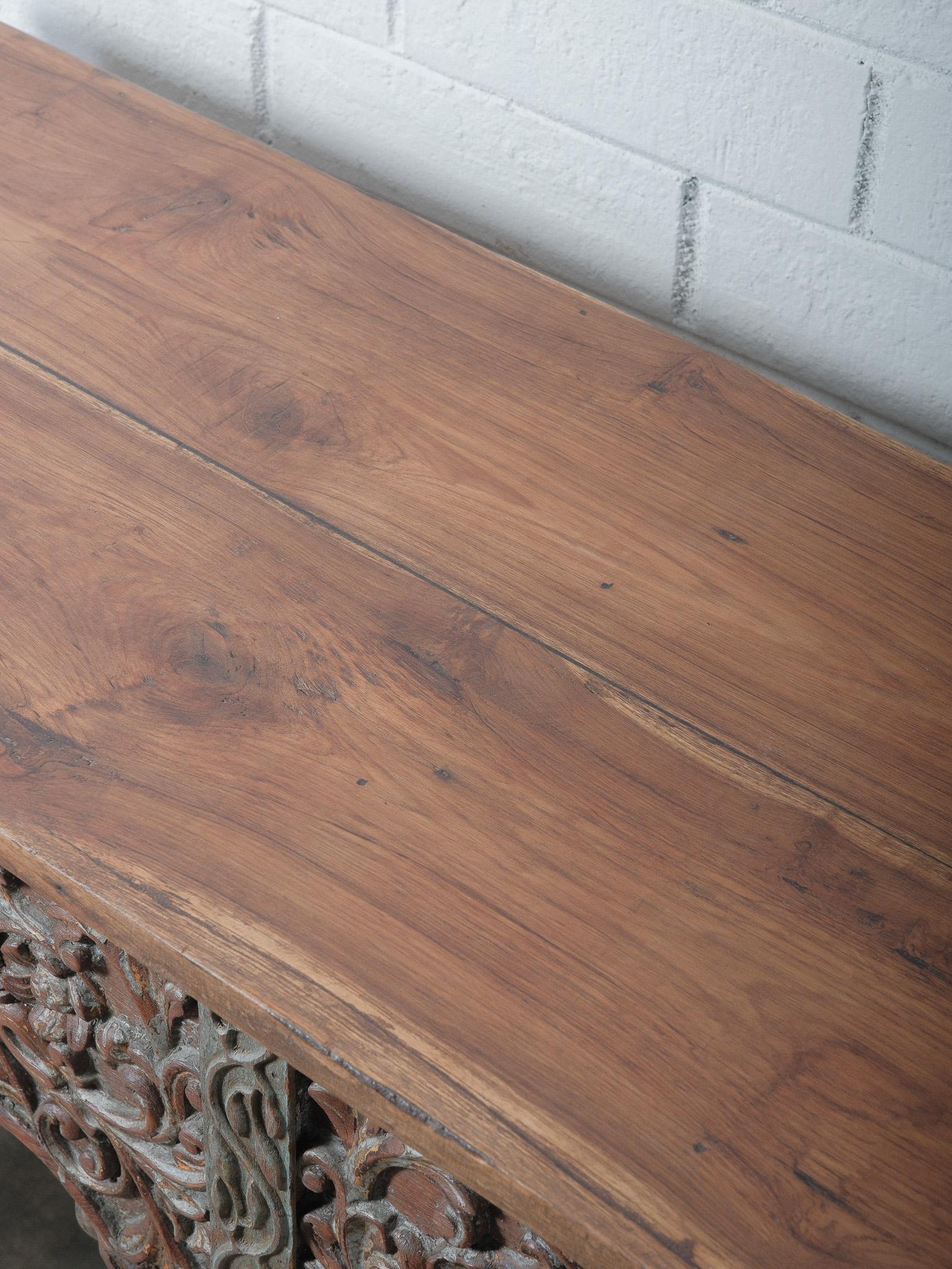 Table console en bois sculpté à la main avec détails floraux ornés en vente 2