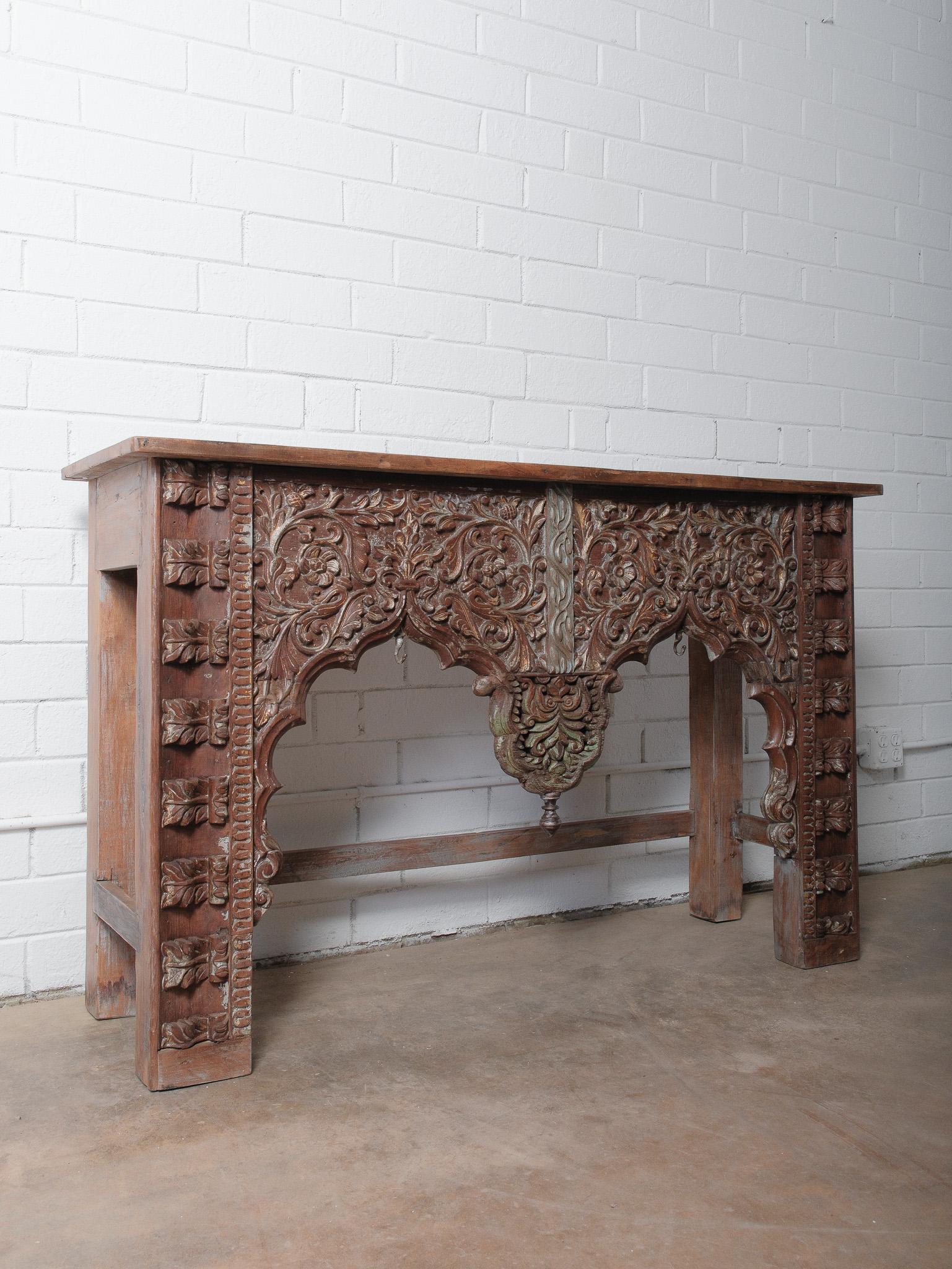 Table console en bois sculpté à la main avec détails floraux ornés en vente 3