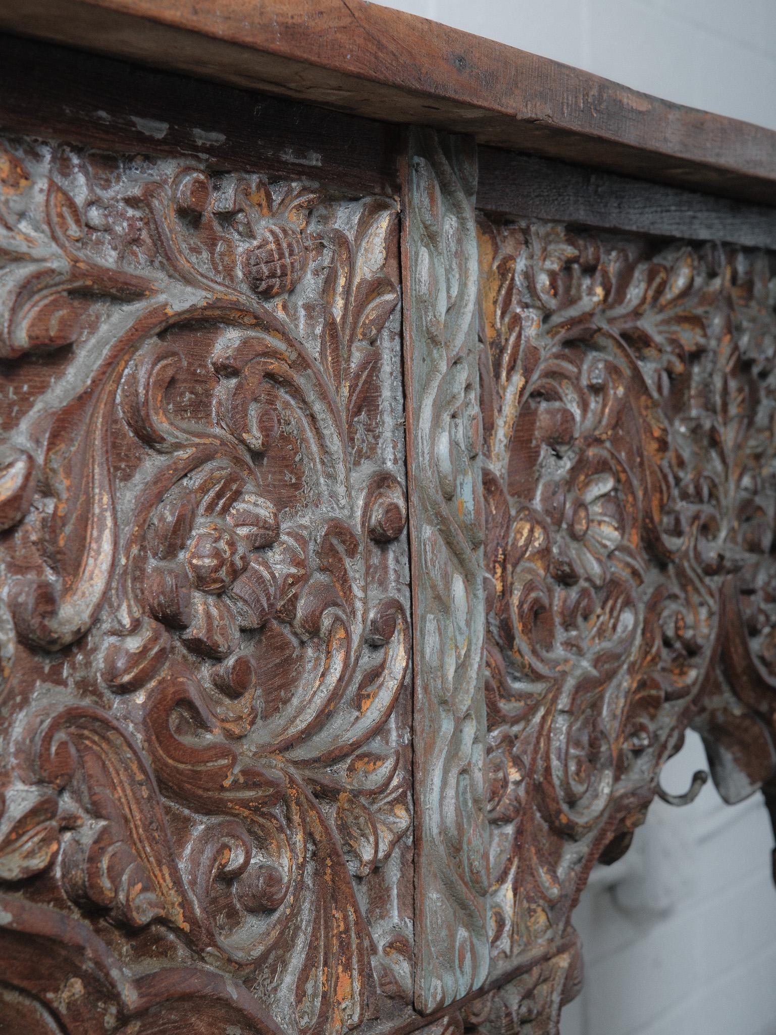 Table console en bois sculpté à la main avec détails floraux ornés en vente 4