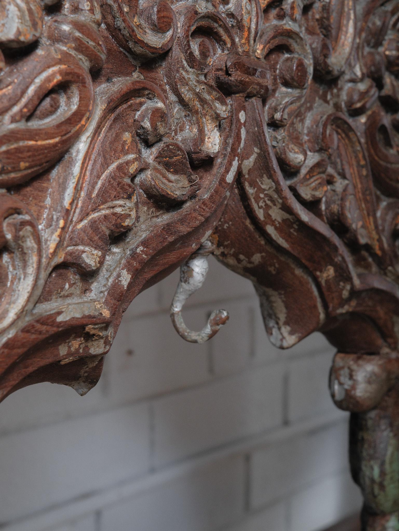 Table console en bois sculpté à la main avec détails floraux ornés en vente 5