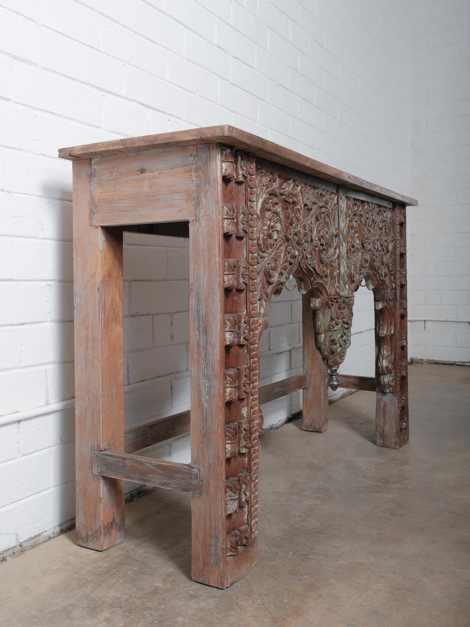 Table console en bois sculpté à la main avec détails floraux ornés en vente 6