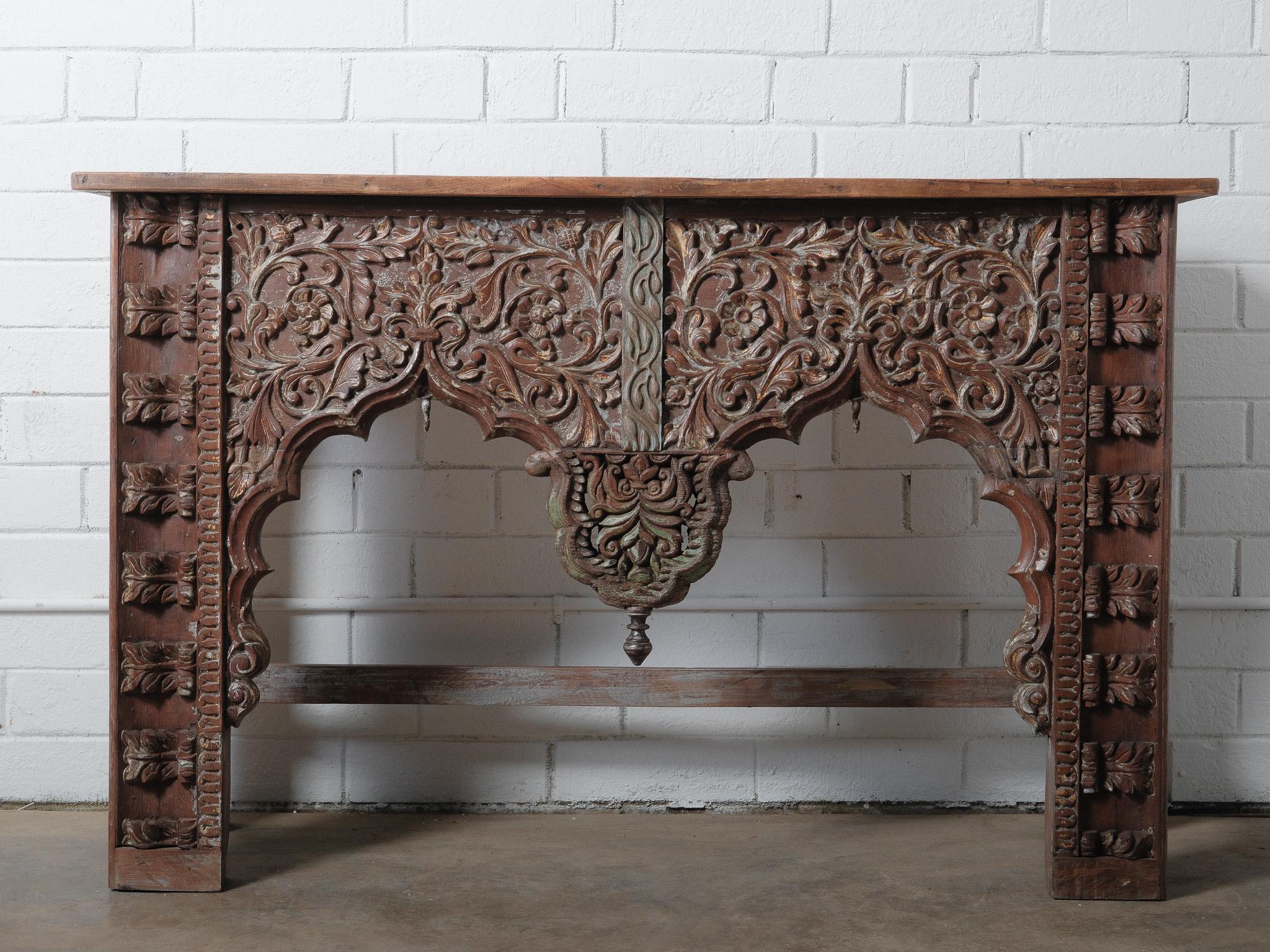 Bois Table console en bois sculpté à la main avec détails floraux ornés en vente