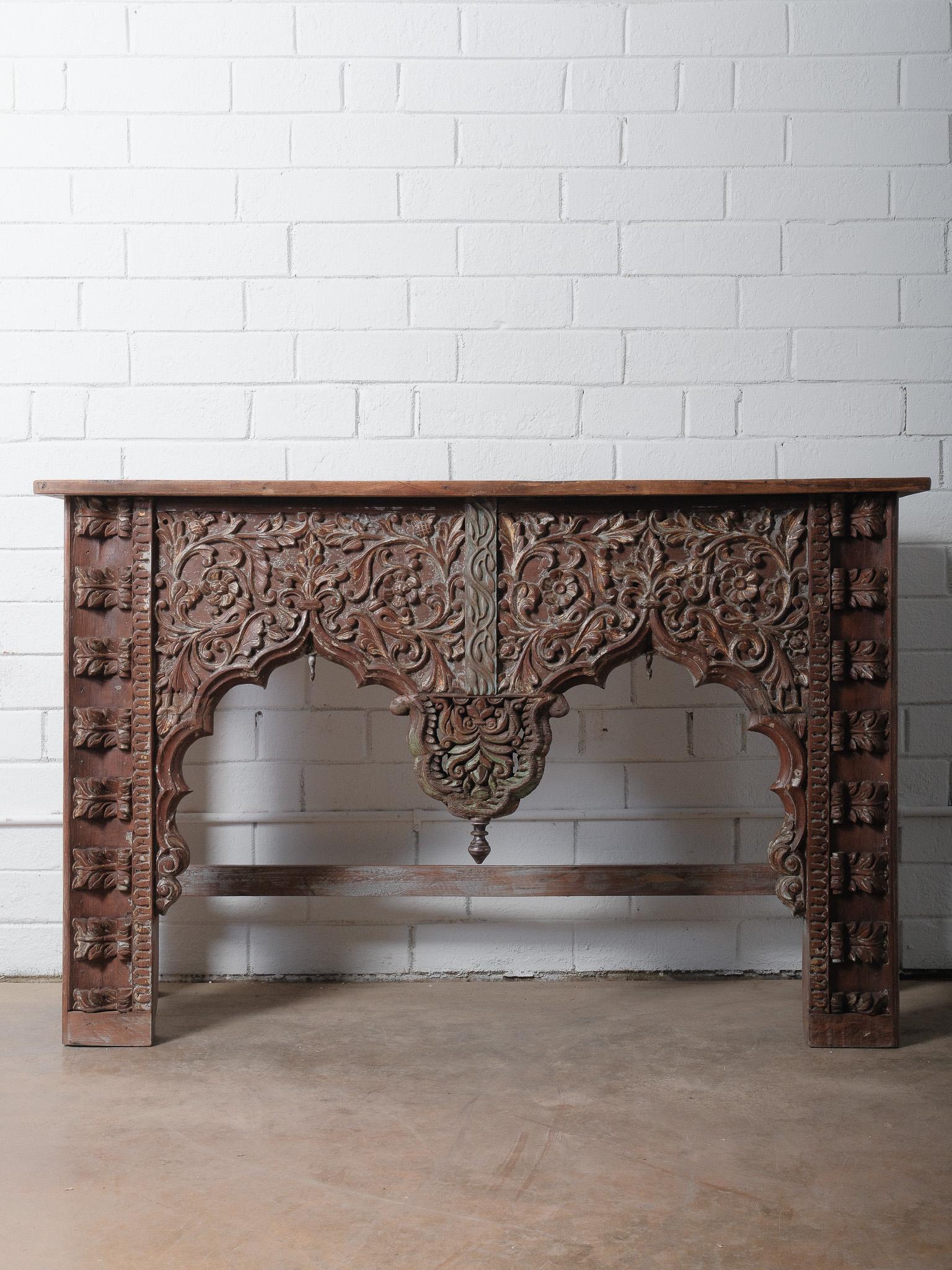 Table console en bois sculpté à la main avec détails floraux ornés en vente 1