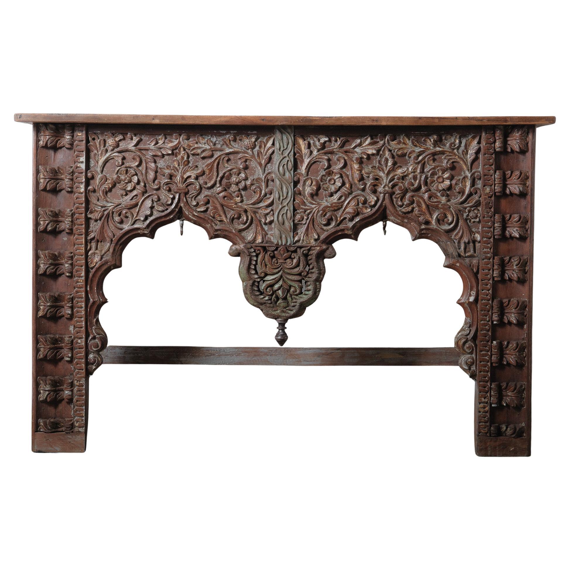 Table console en bois sculpté à la main avec détails floraux ornés en vente