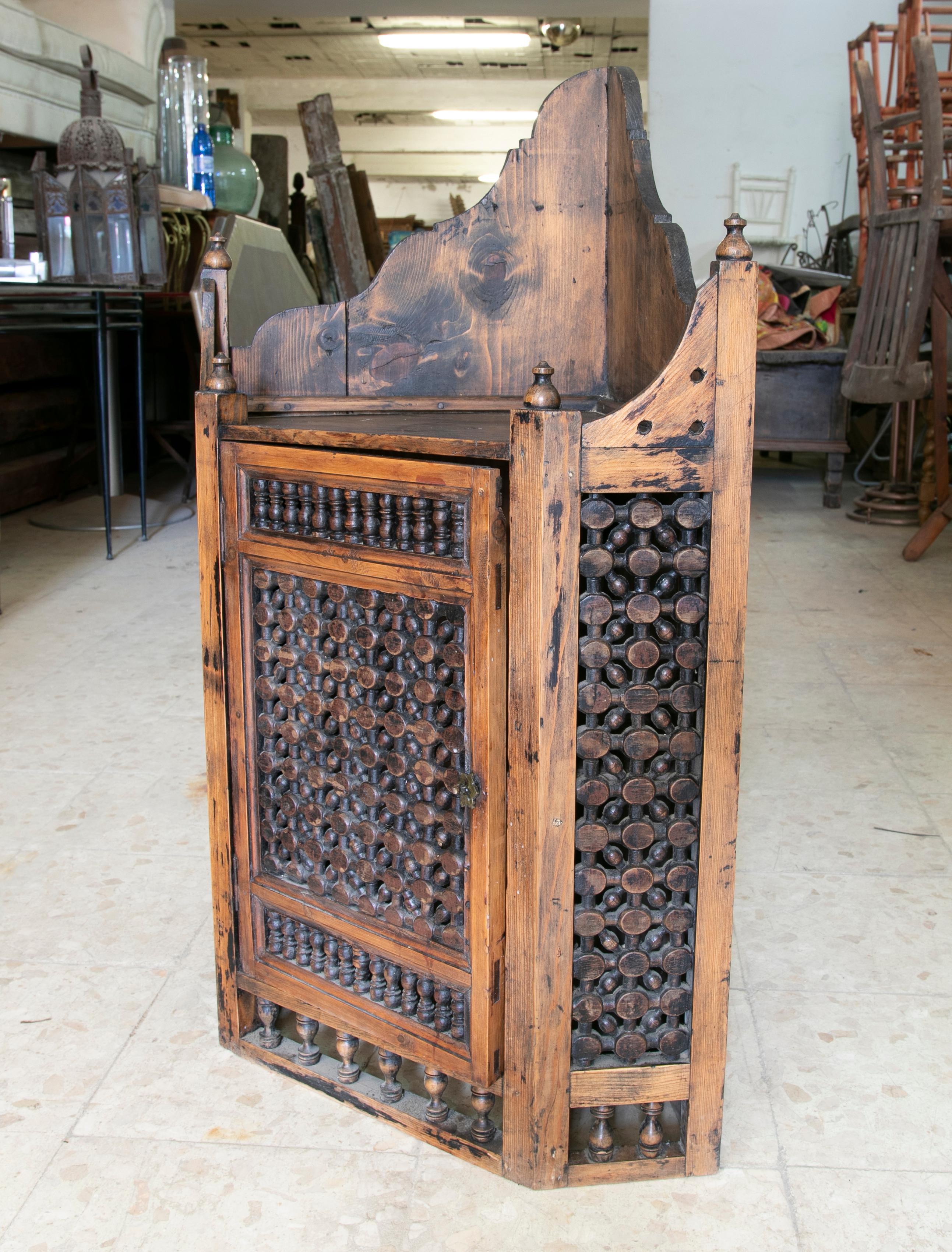 Hand-Carved Wooden Corner with One Door In Good Condition For Sale In Marbella, ES