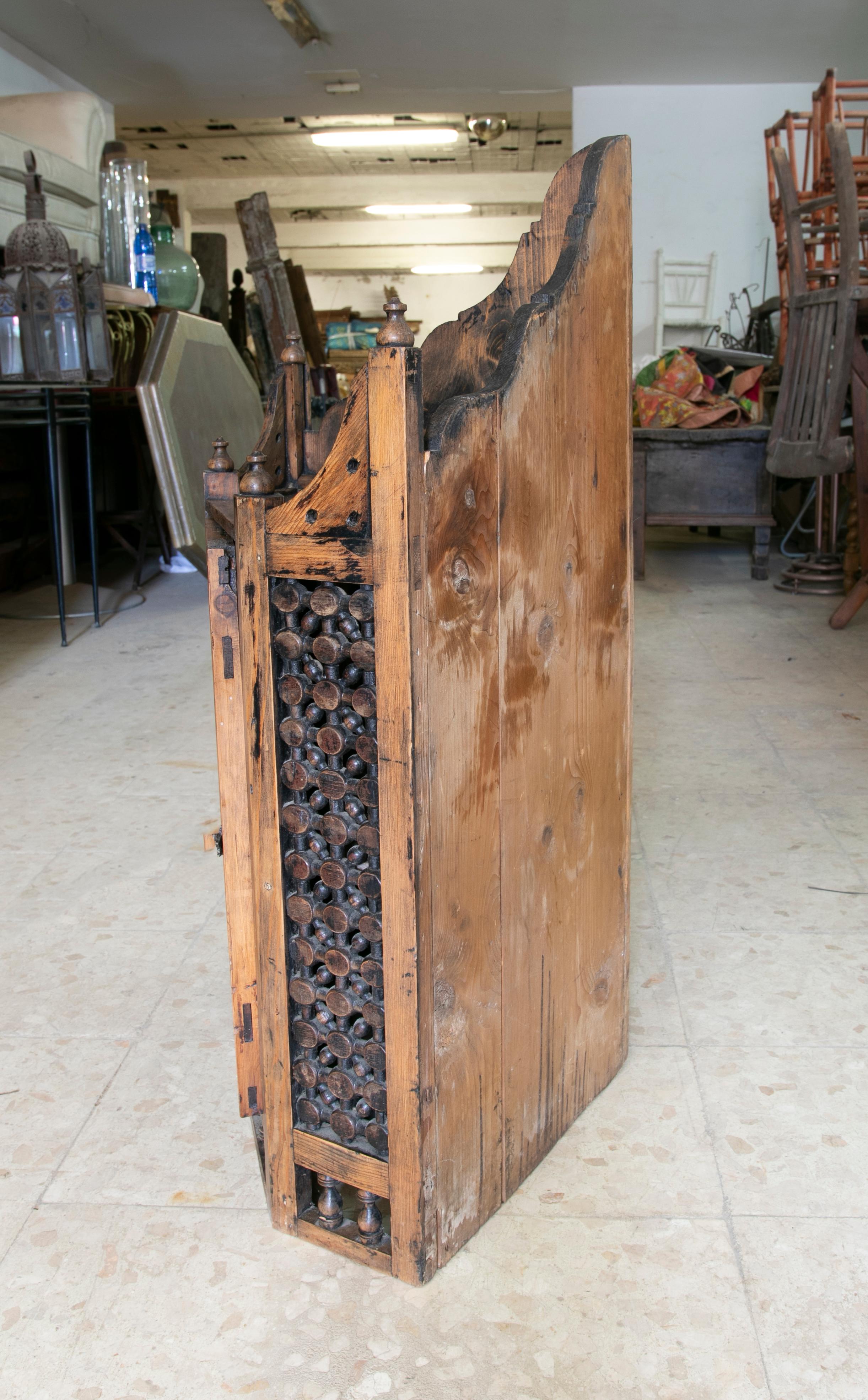 Handgeschnitzter Holz-Eck mit einer Tür (20. Jahrhundert) im Angebot