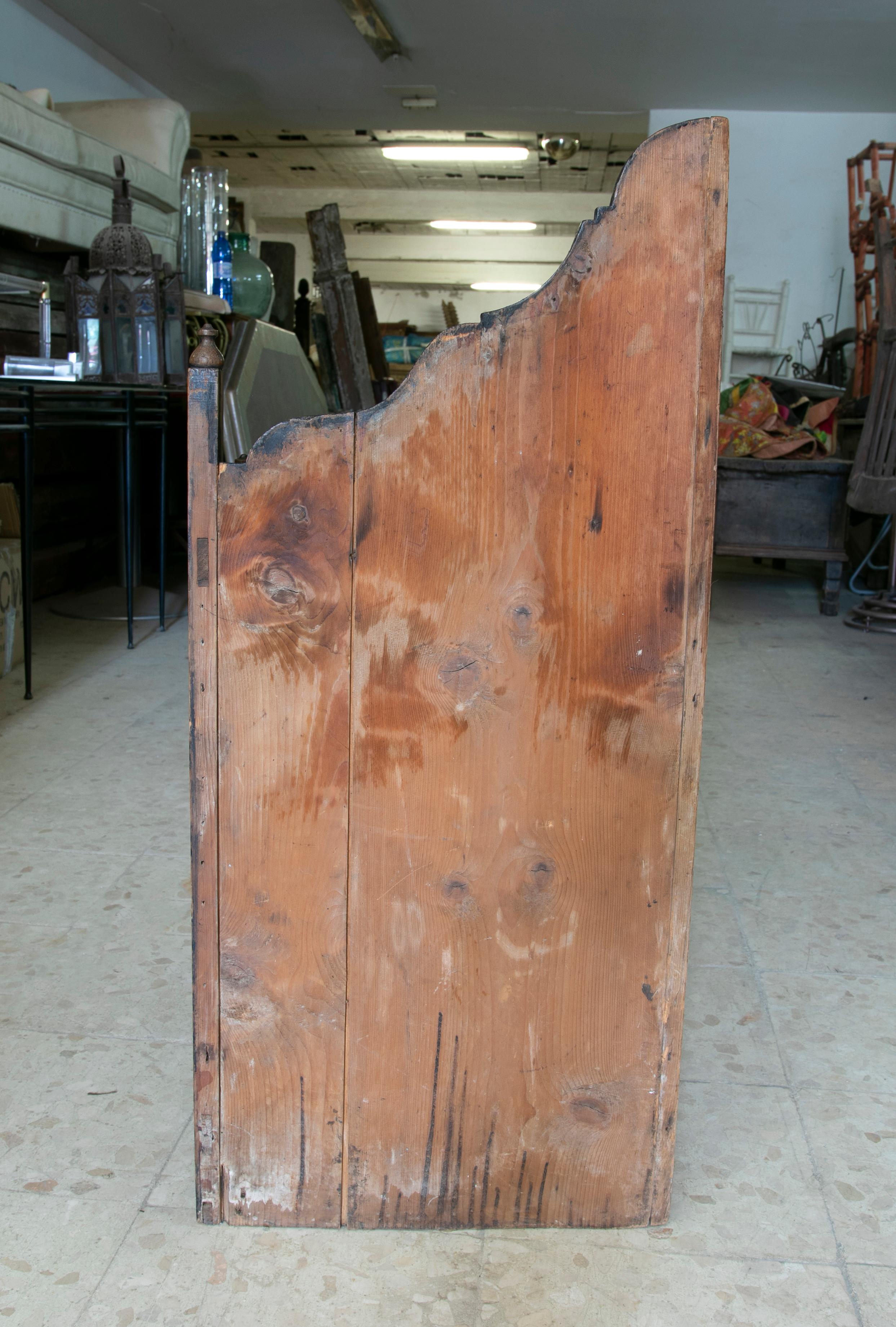 Handgeschnitzter Holz-Eck mit einer Tür im Angebot 1