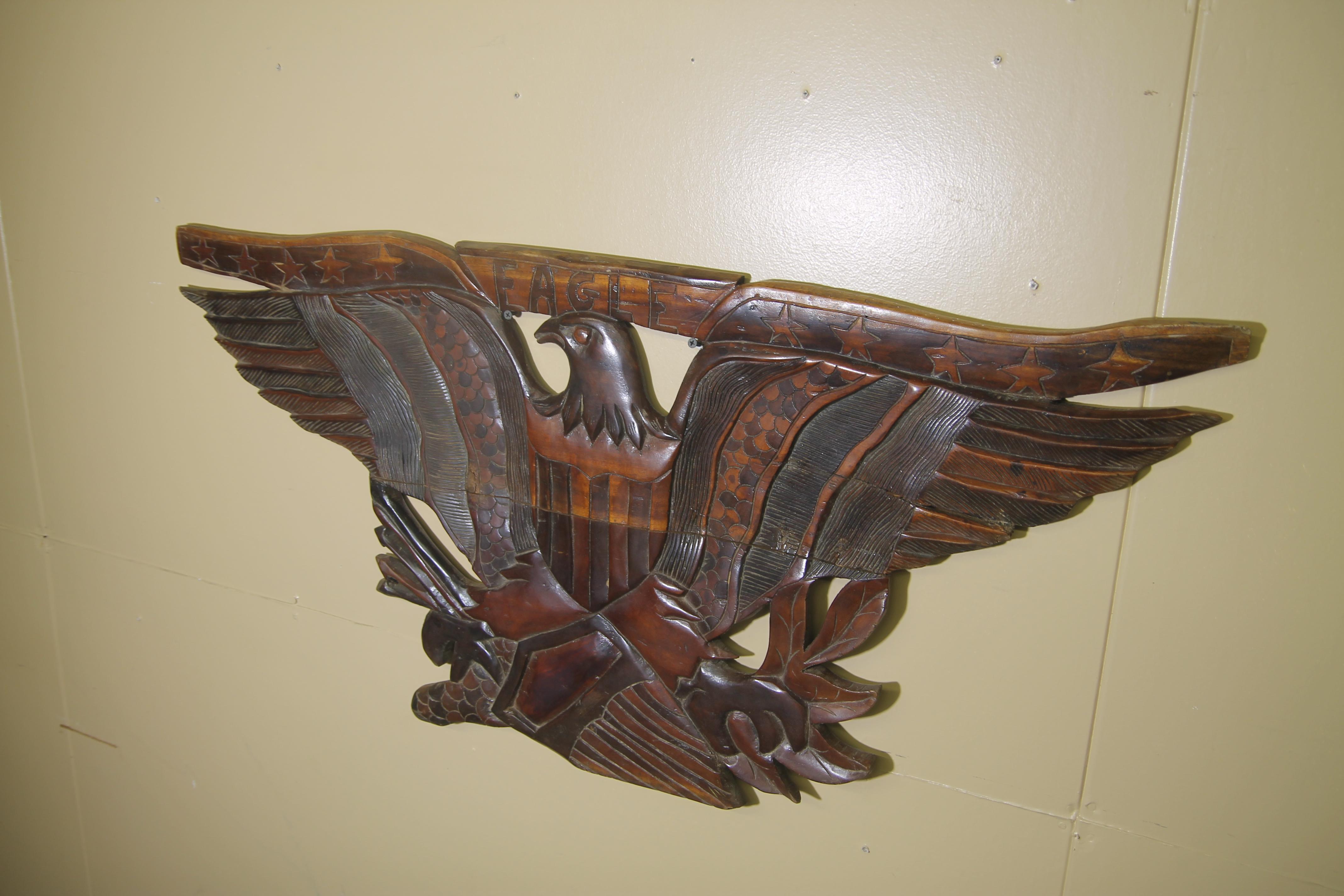 Handgeschnitzte Wandskulptur aus Holz mit Adler (amerikanisch) im Angebot