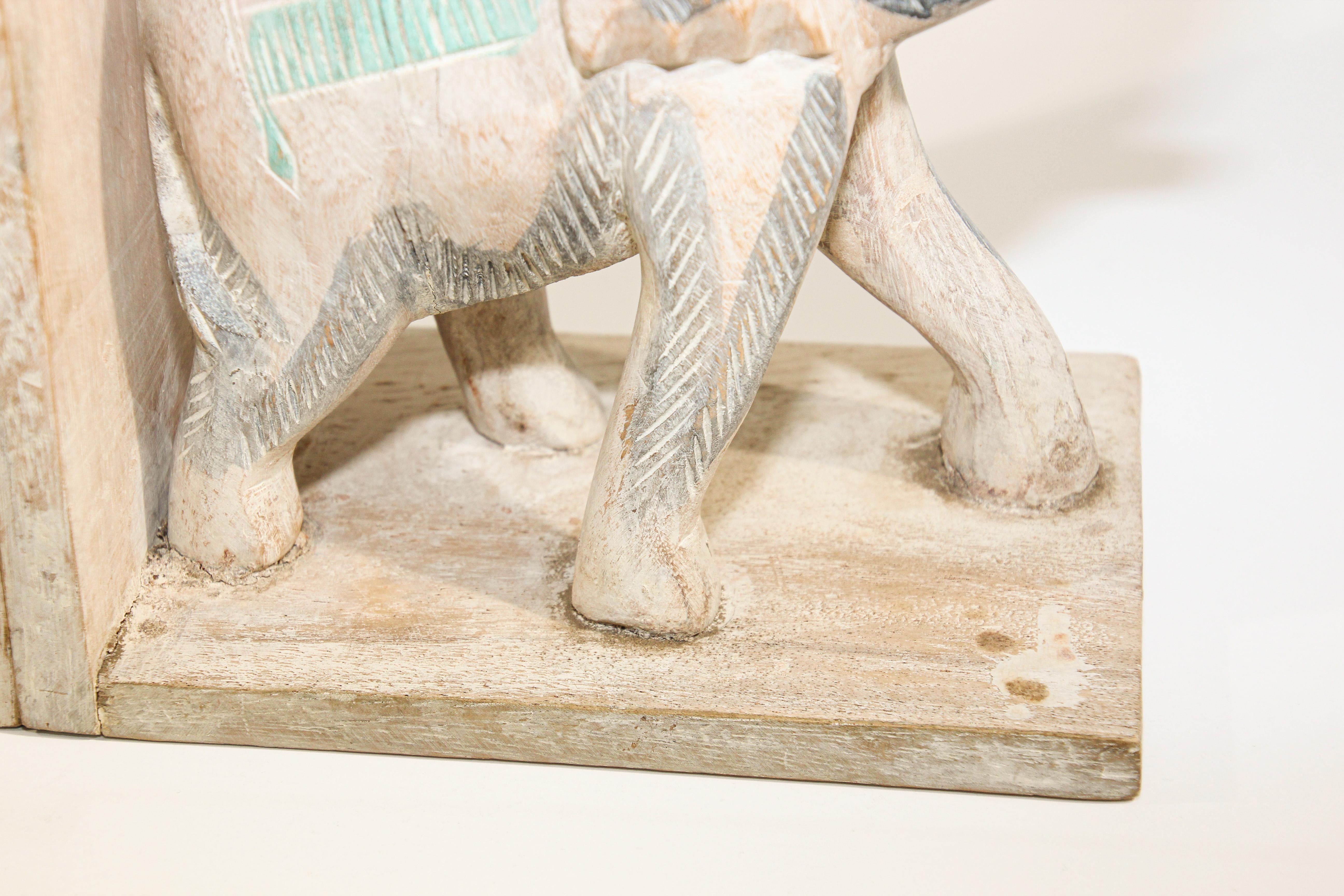 Serre-livres éléphant en bois sculpté à la main en vente 5