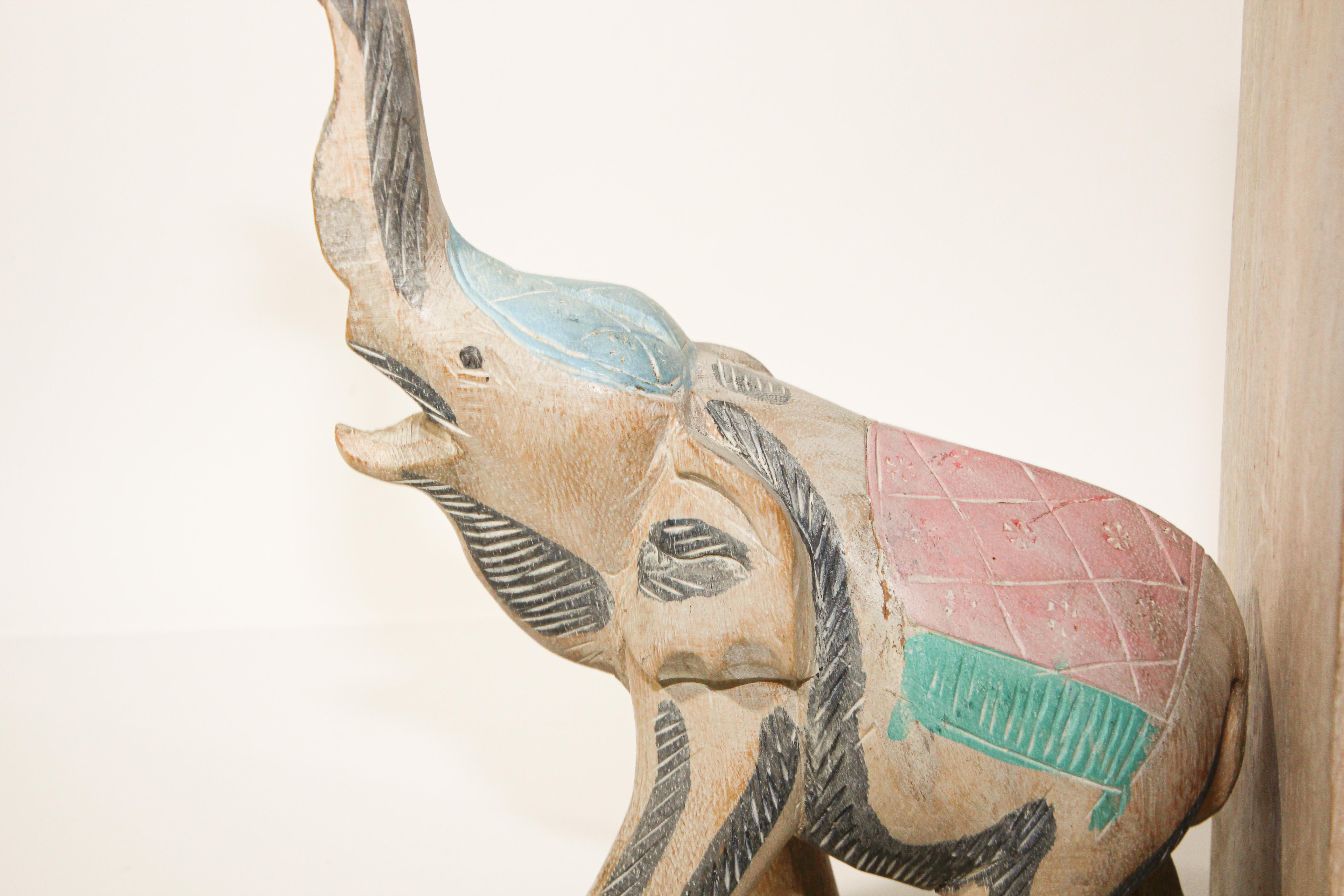 Serre-livres éléphant en bois sculpté à la main en vente 6