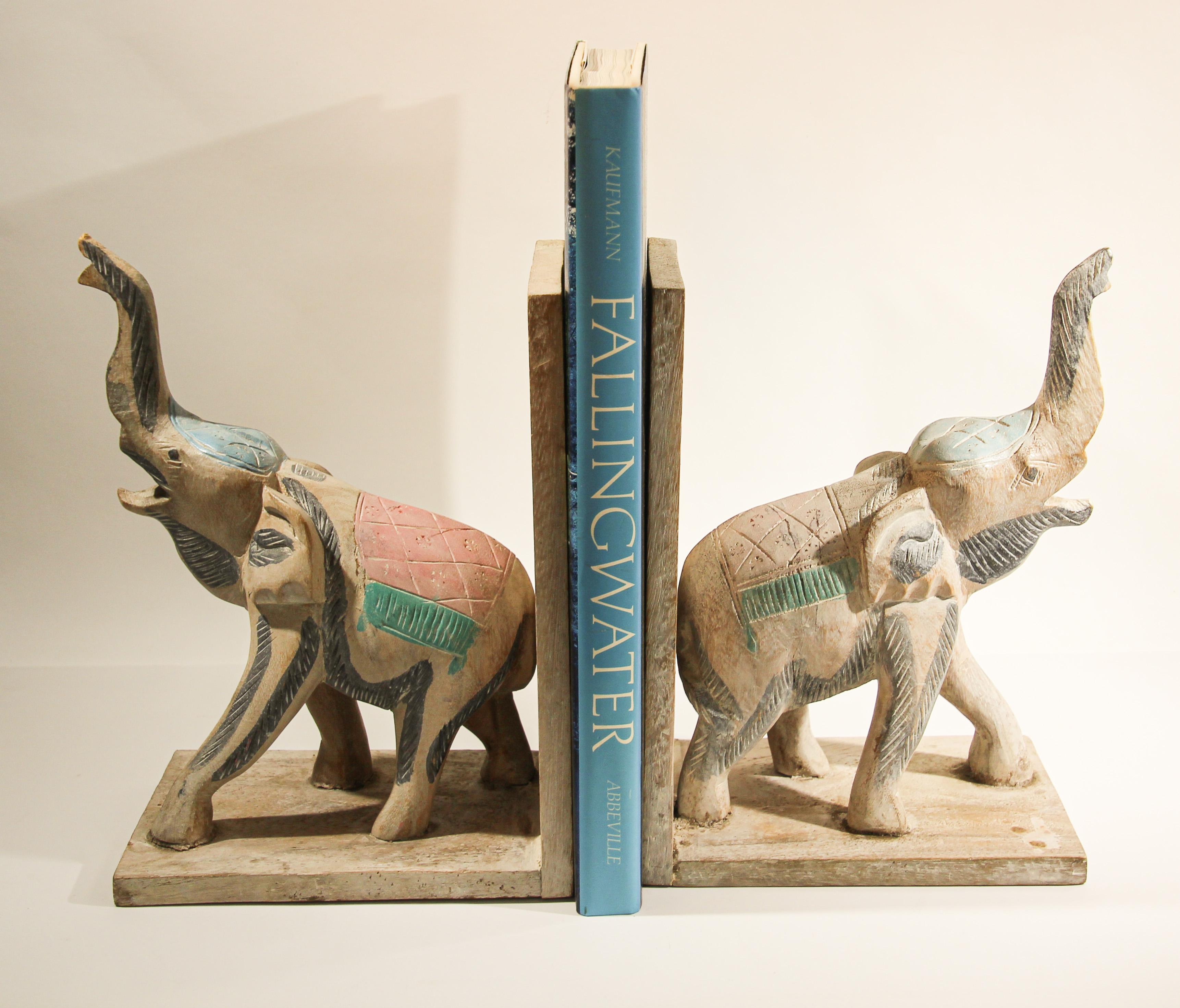Anglo Raj Serre-livres éléphant en bois sculpté à la main en vente