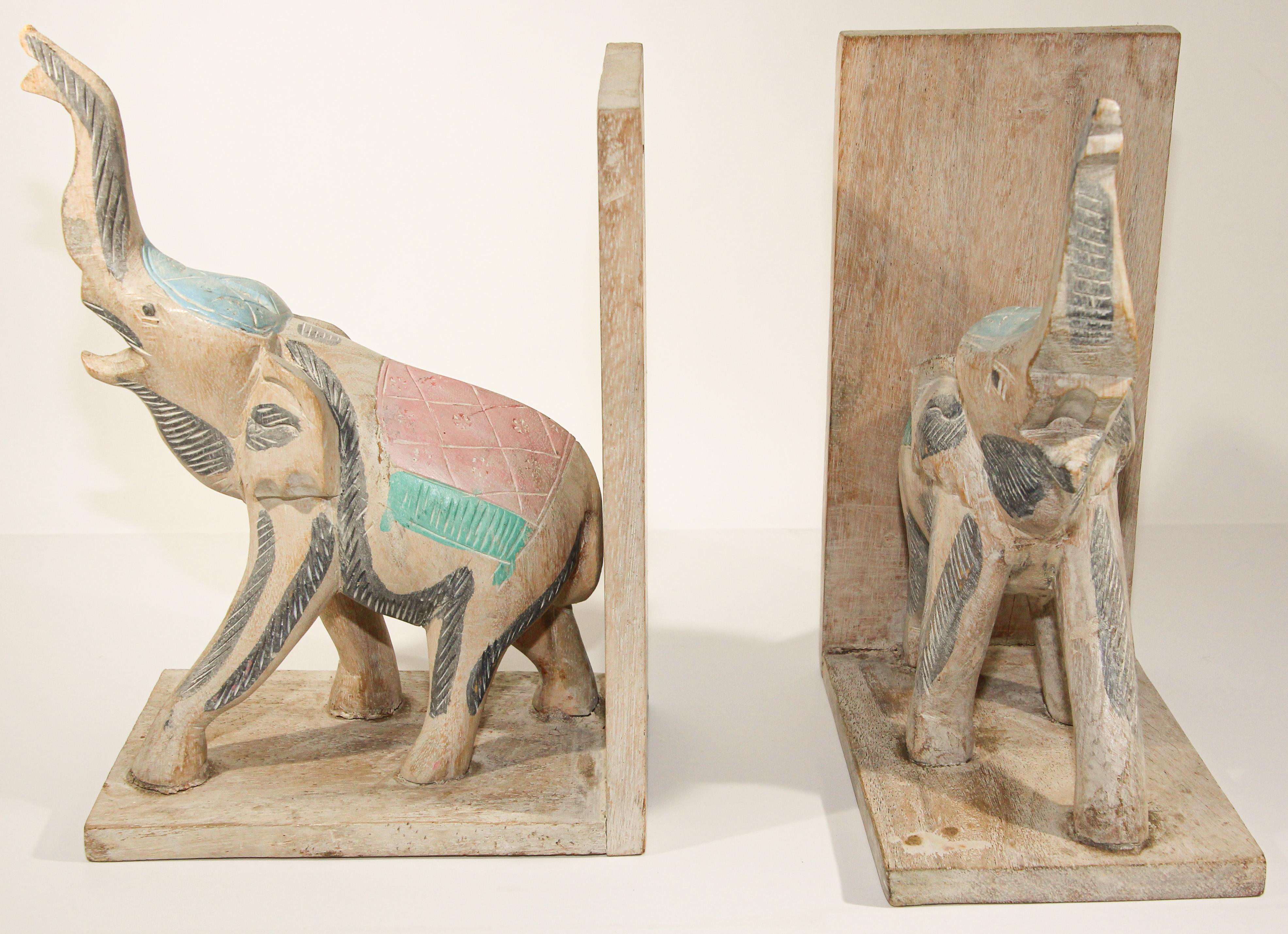 Indien Serre-livres éléphant en bois sculpté à la main en vente