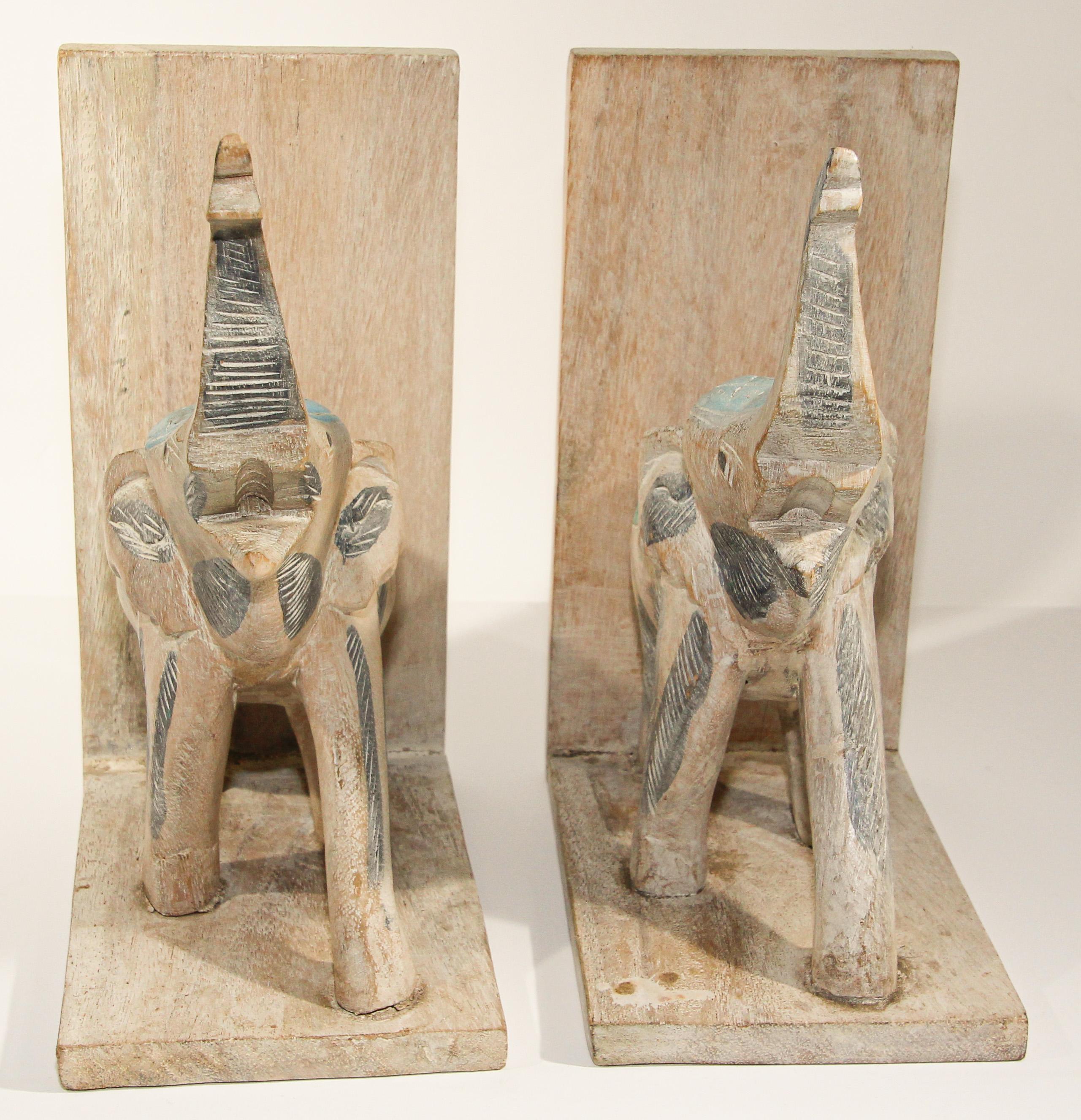 Sculpté à la main Serre-livres éléphant en bois sculpté à la main en vente