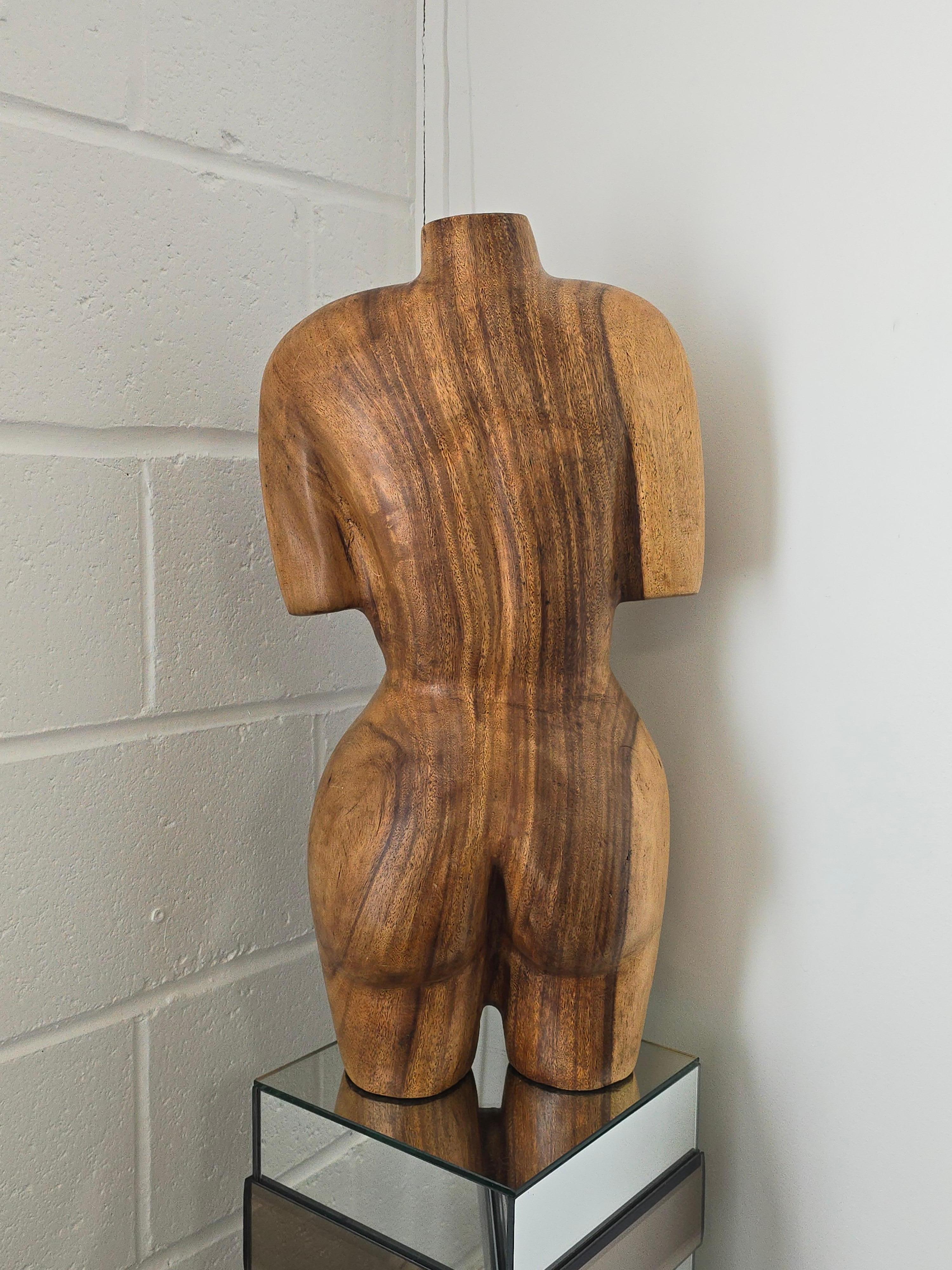 Handgeschnitzte weibliche Torso-Skulptur aus Holz (Unbekannt) im Angebot