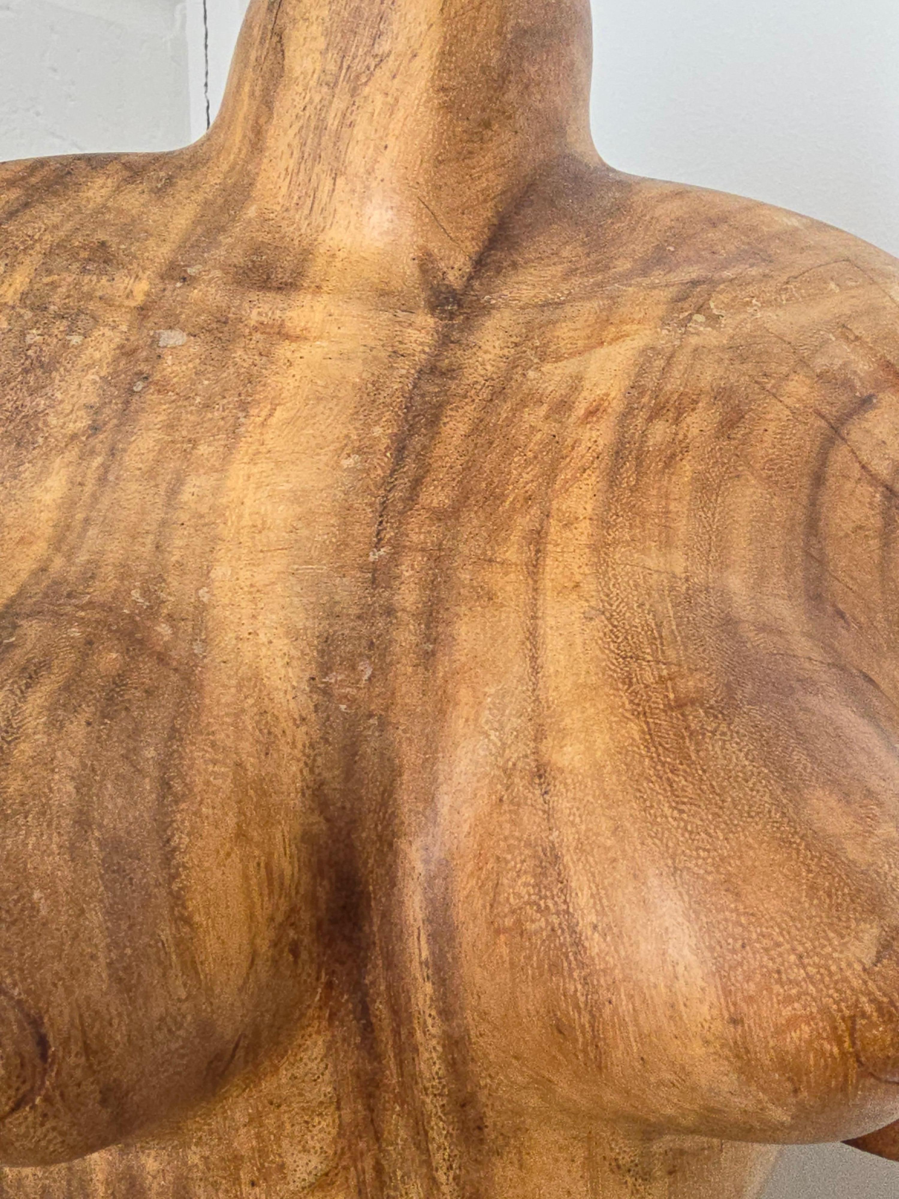 Handgeschnitzte weibliche Torso-Skulptur aus Holz im Angebot 1