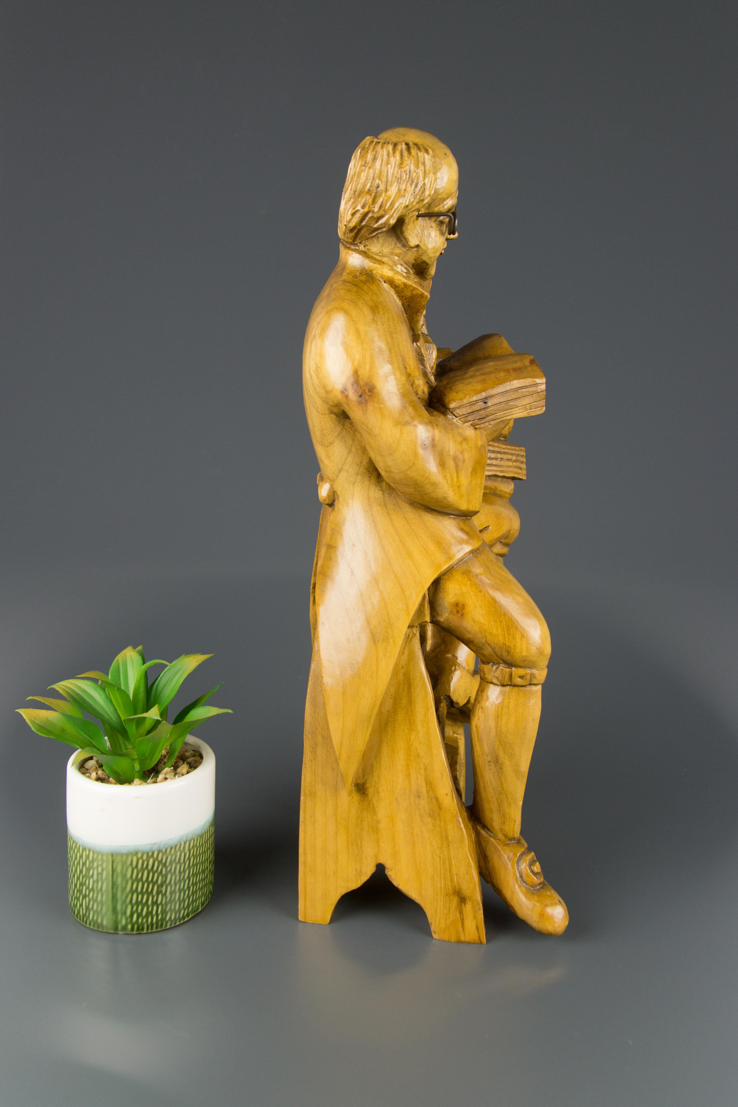 Sculpture figurative en bois sculptée à la main d'un professeur avec des livres en vente 4